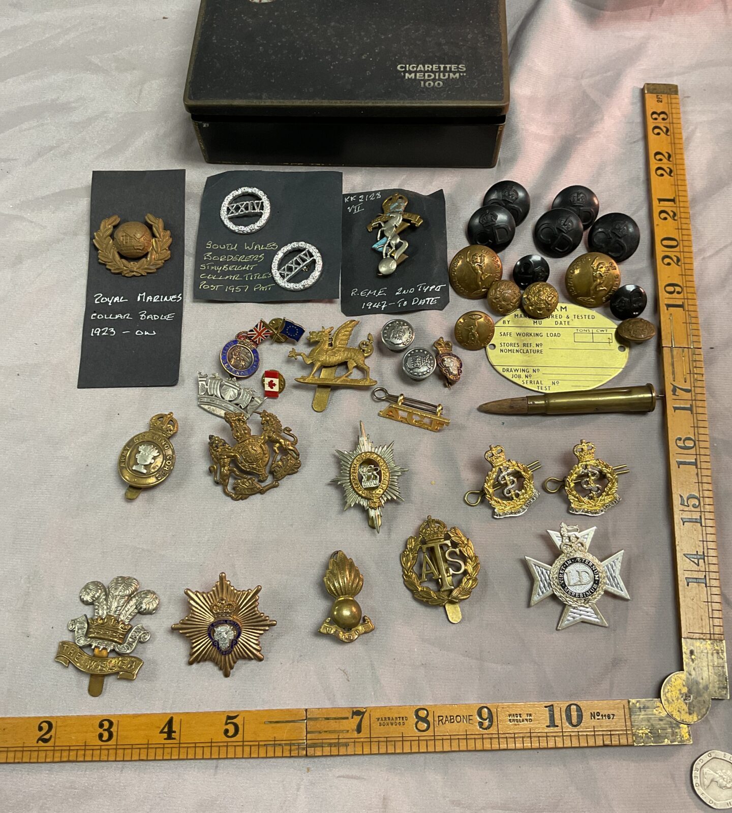 Vintage tin of assorted British ww2 cap badges and buttonsand other badges