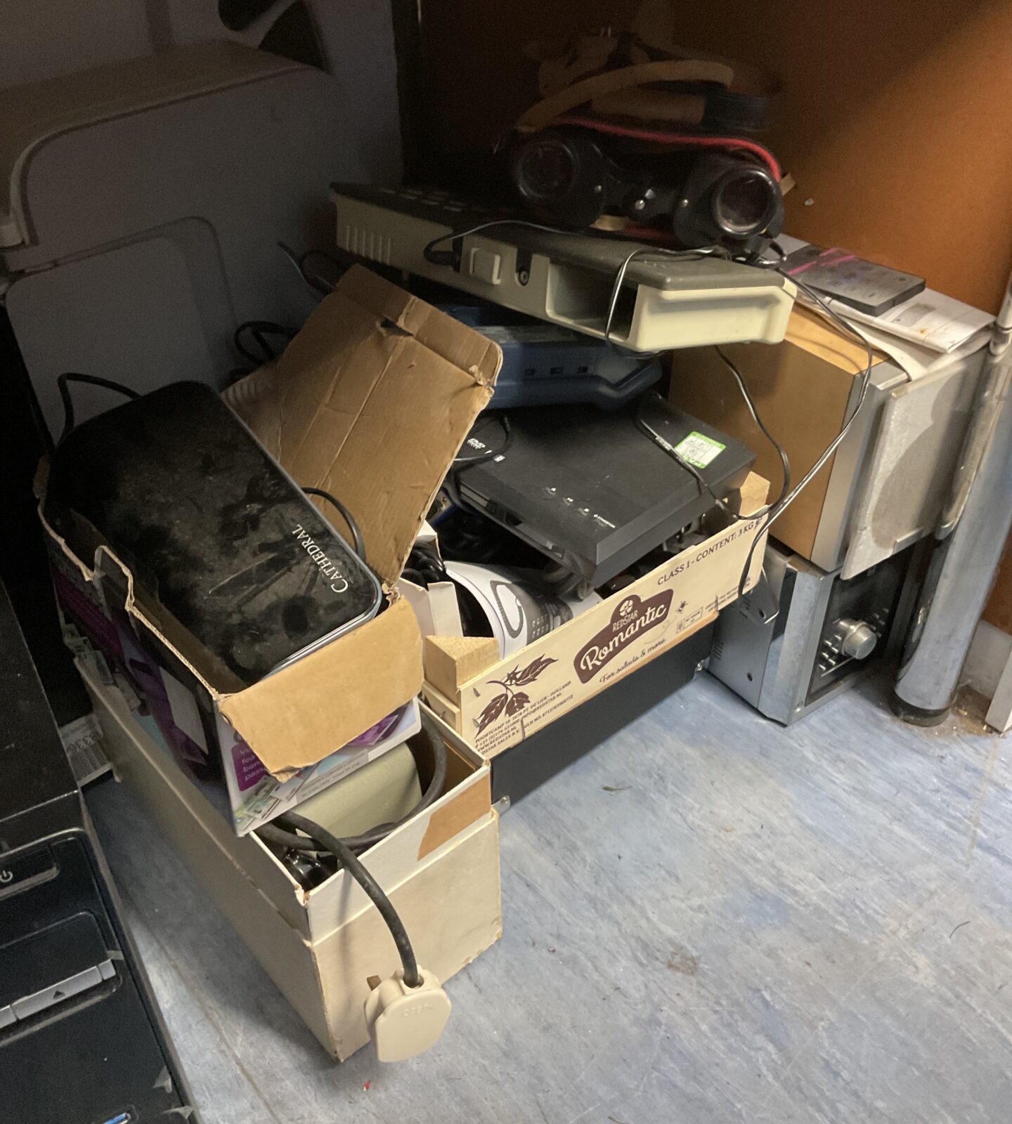 Large lot of mixed electricals inc hifi systems, projectors & binoculars
