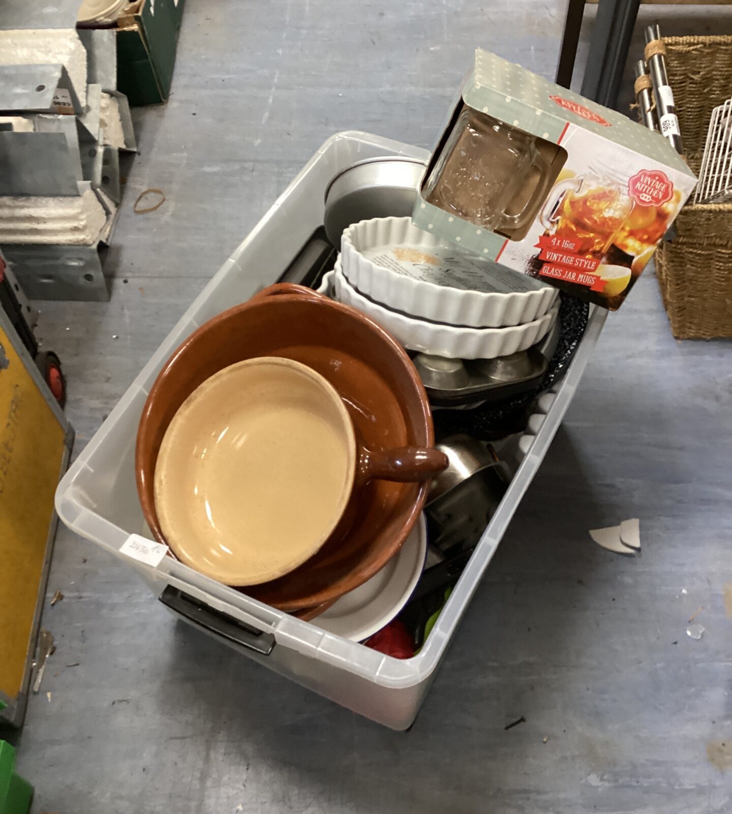 Box of mixed kitchenware inc cake trays, bowls & cooking tins