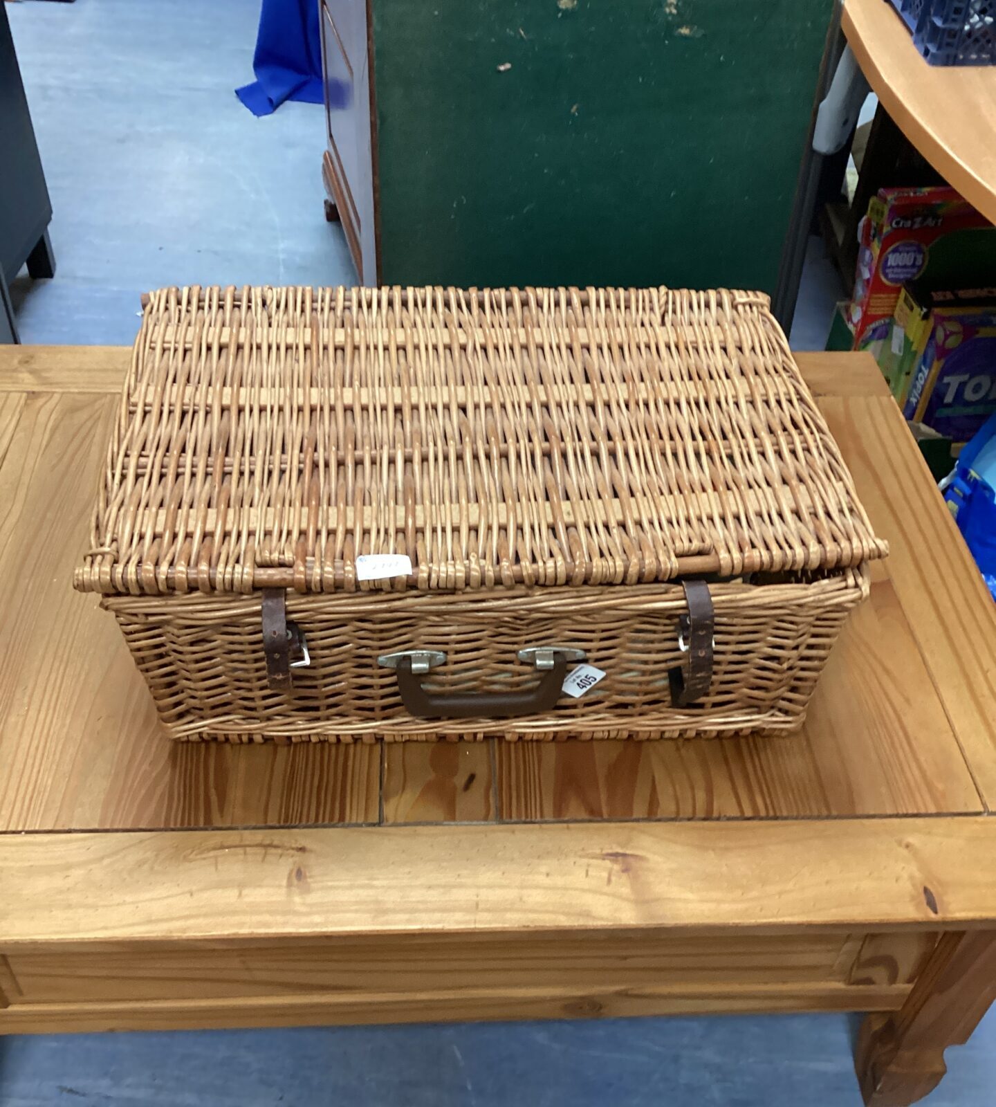Antler wicker picnic basket with contents - Image 2