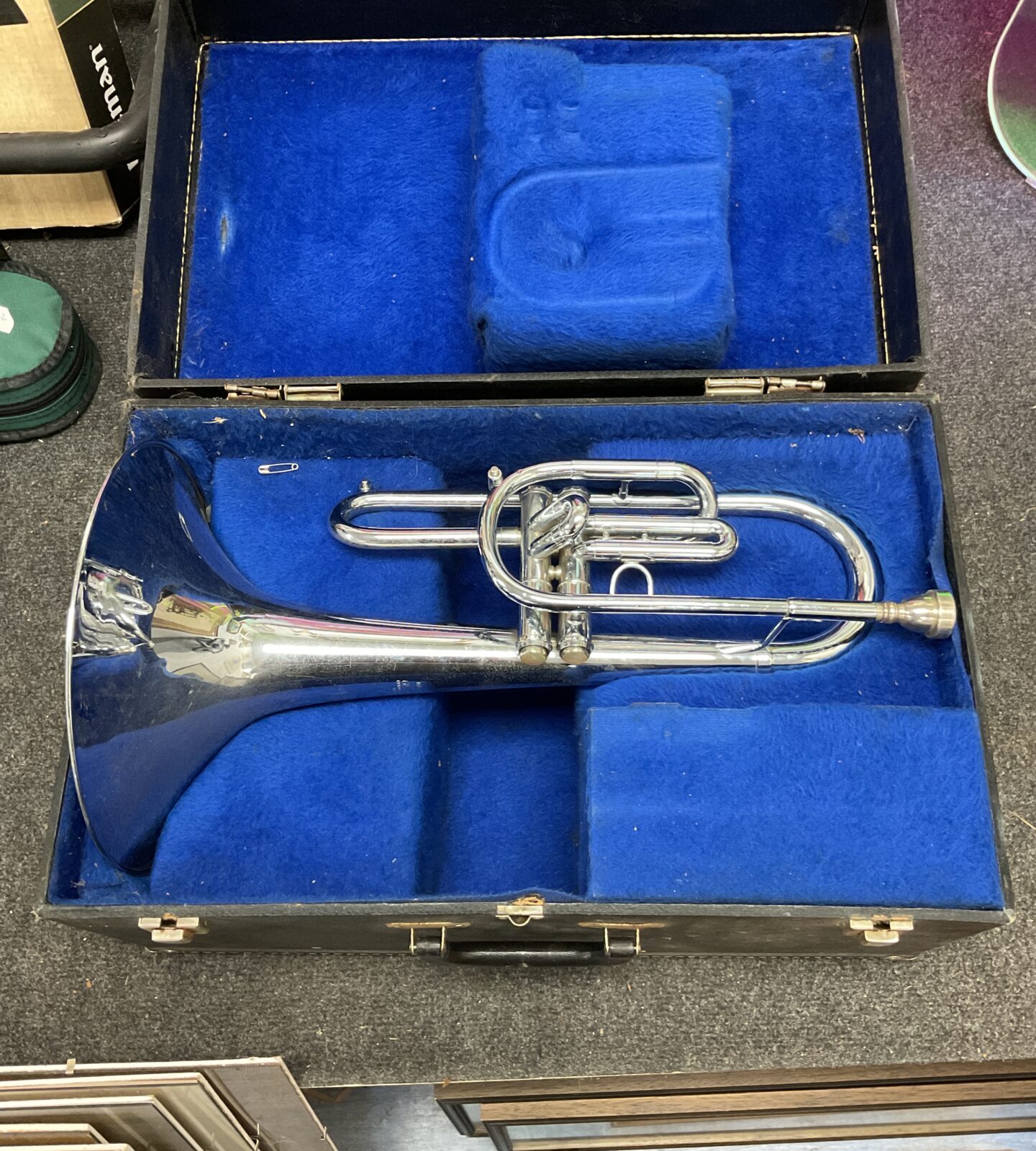 Getzen titleist baritone in case