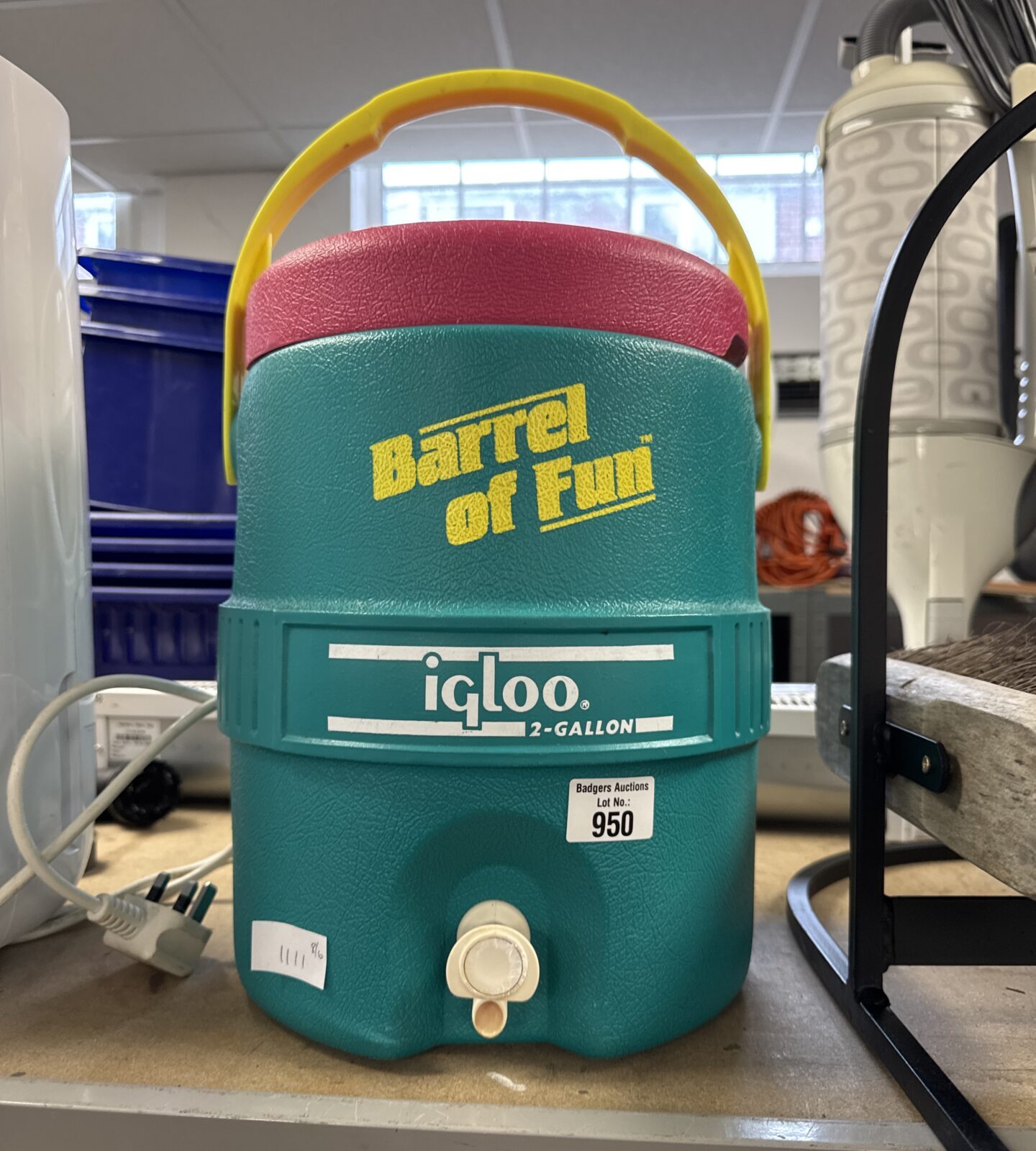Igloo 2 gallon cold drinks dispenser