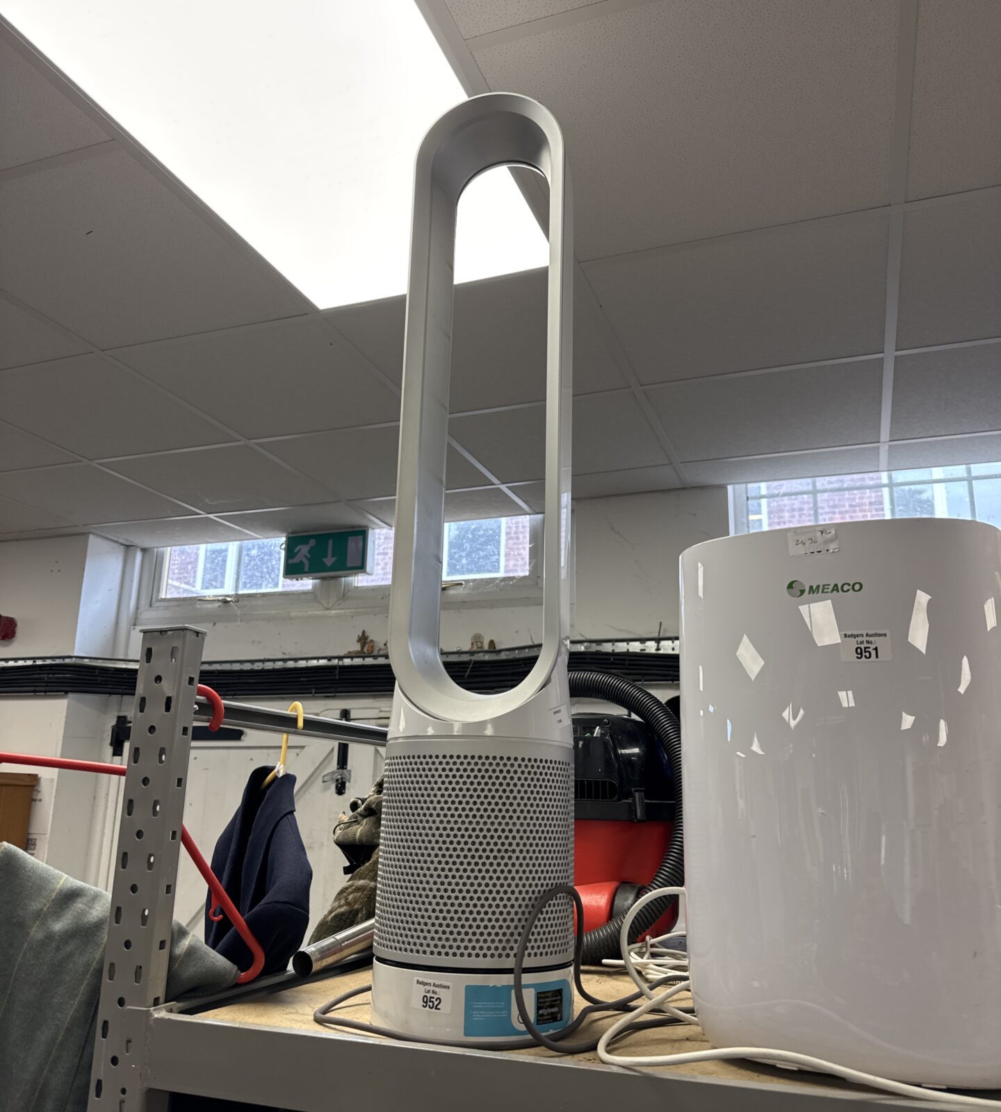 Large Dyson tp02 bladeless fan - powers on