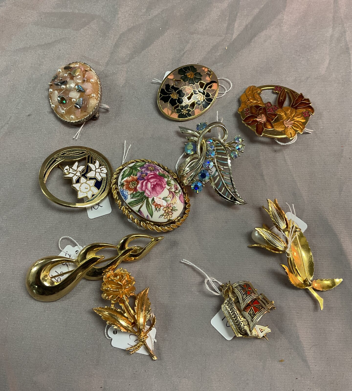 Ten assorted brooches