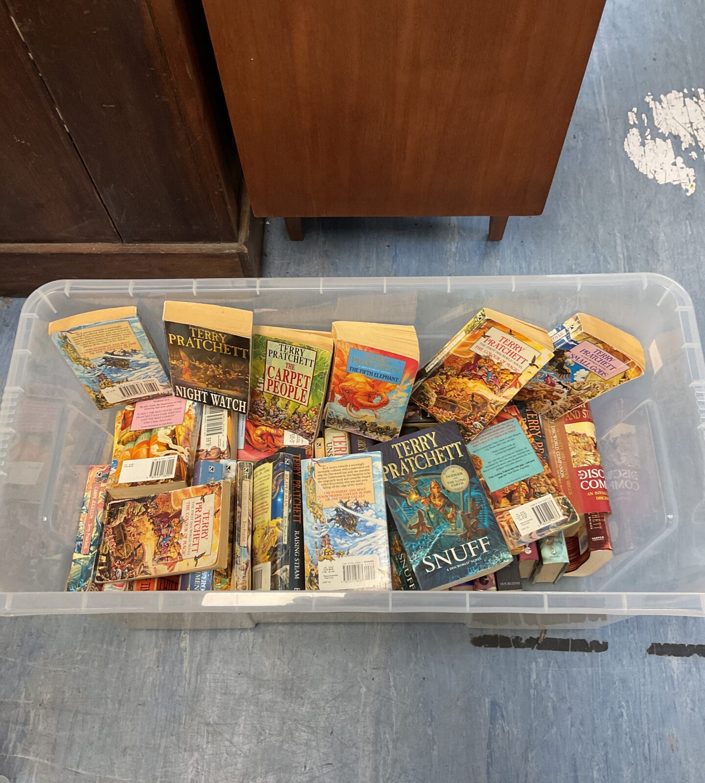 Large collection of terry pratchett books