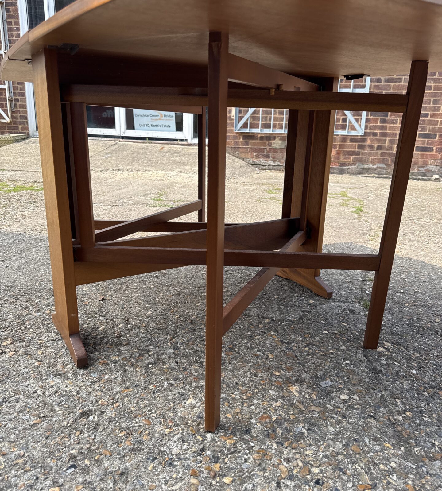 Light oak veneer gate legged drop leaf table - 5ft length when unfolded - Image 2