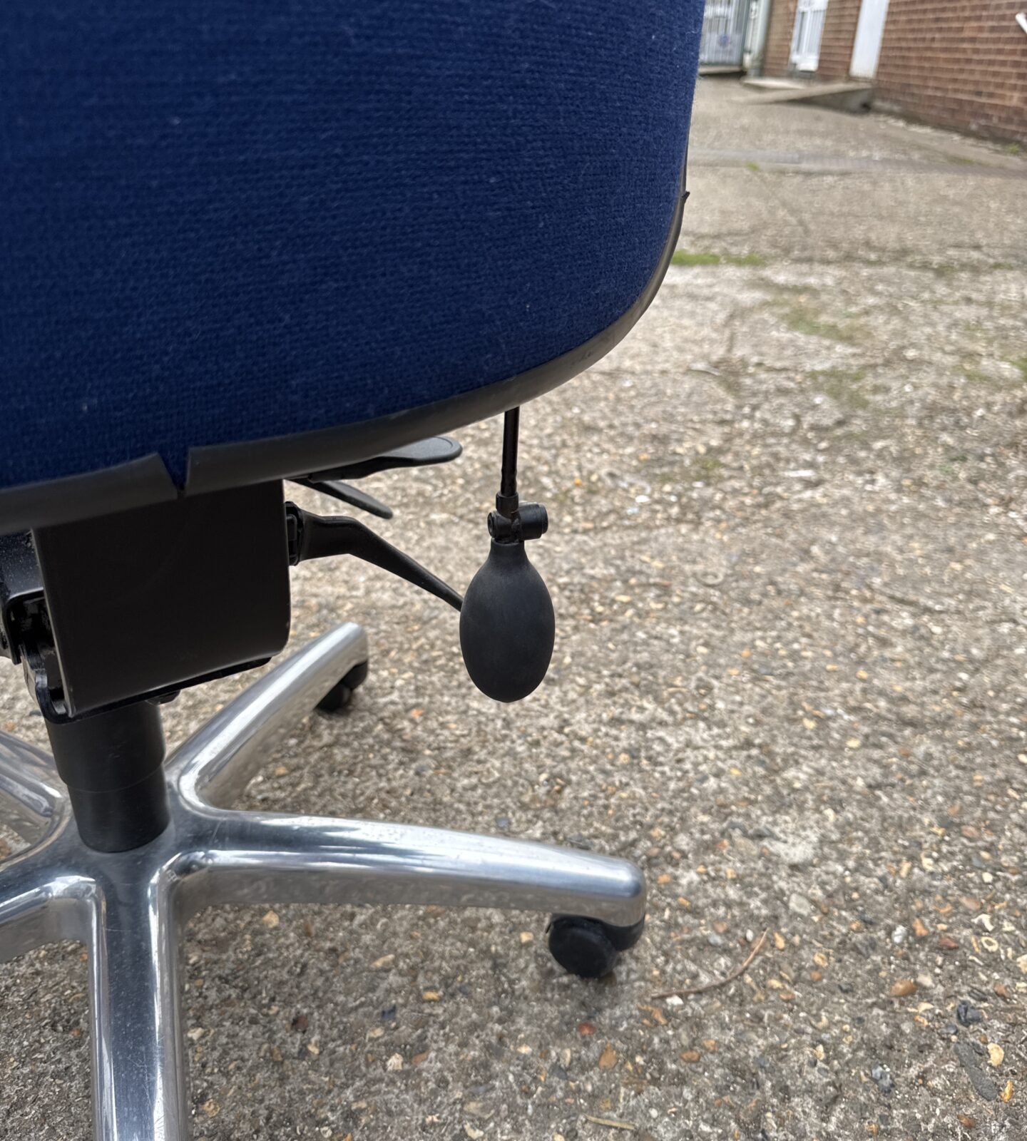 Reclining office chair with inflating back support - Image 2