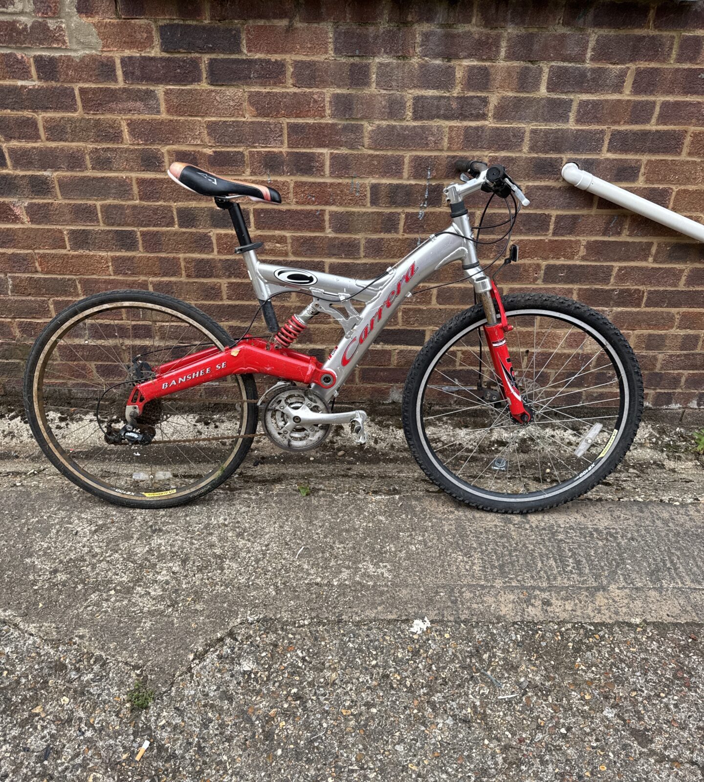 Carrera banshee SE gents bicycle - needs tlc, seized rear brake caliper & rusty forks etc