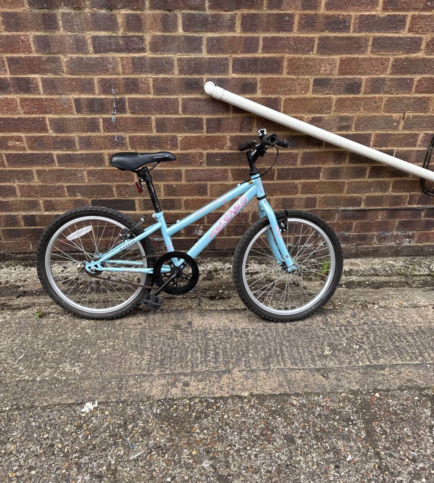 Apollo xc20 junior girls bike - needs tlc, perished hand grips, deflated tyres & front brake missing cable