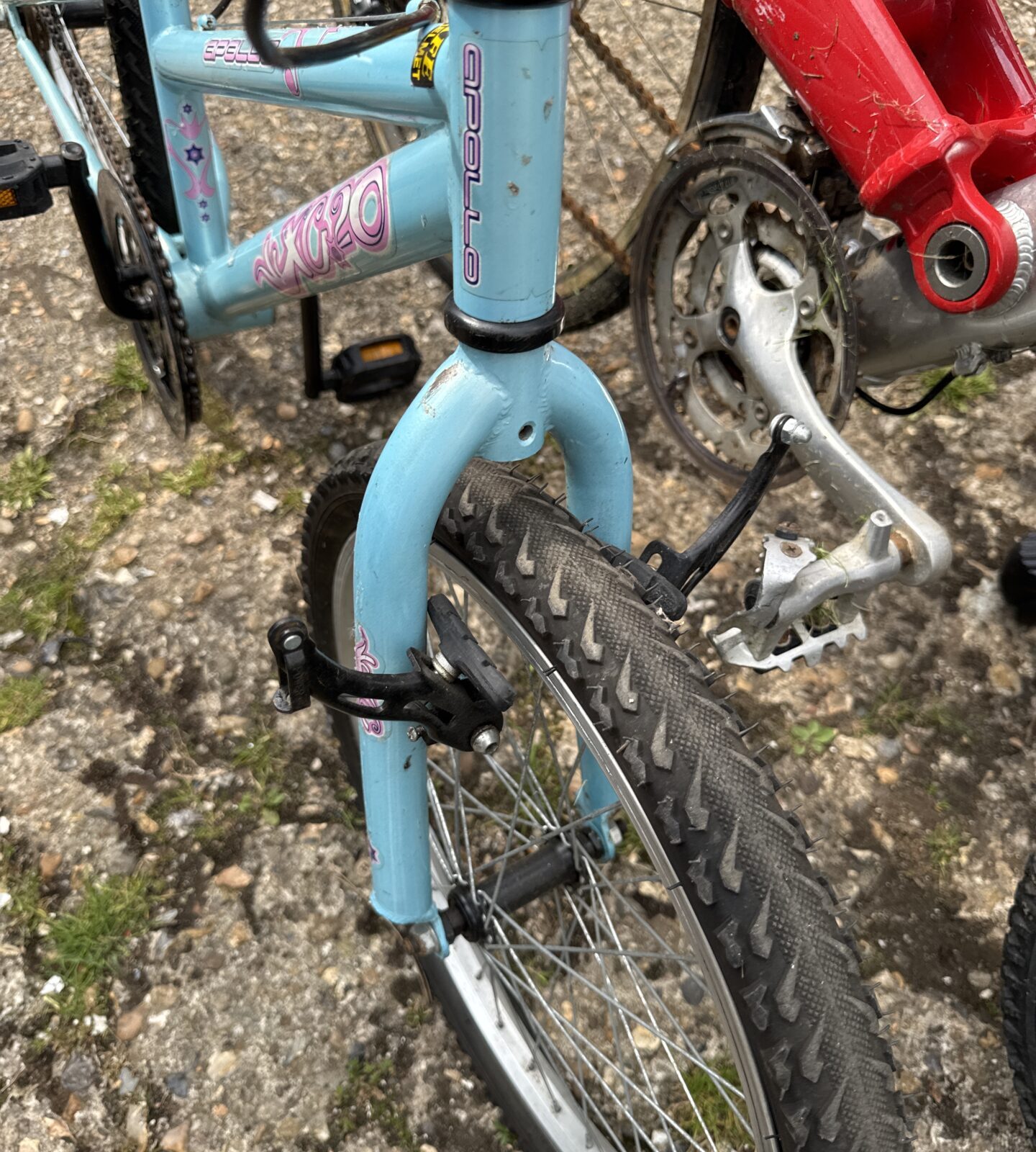 Apollo xc20 junior girls bike - needs tlc, perished hand grips, deflated tyres & front brake missing cable - Image 2
