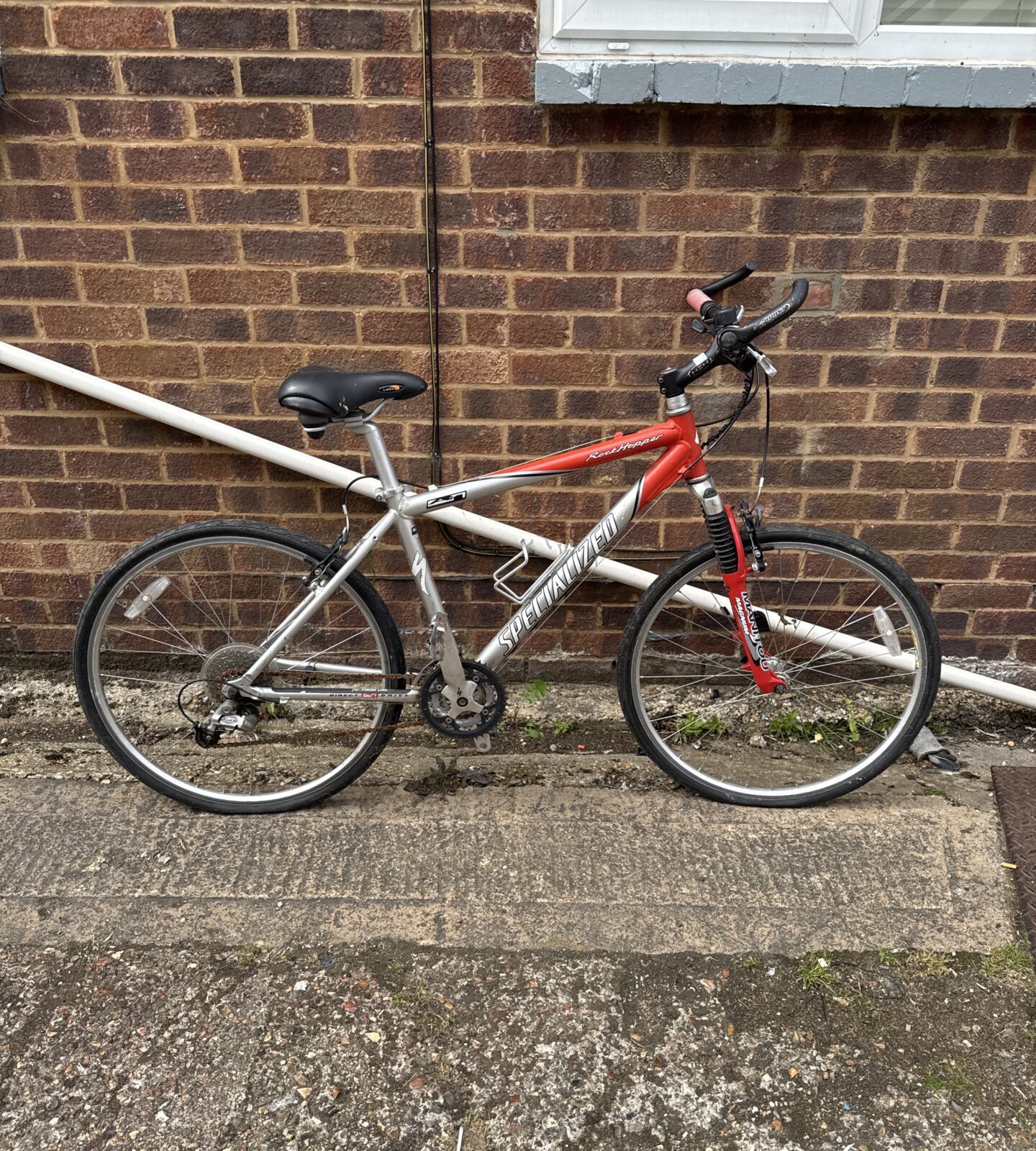 Specialised rockhopper hard tail gents road bike with manitou magnum forks - has deflated tyres