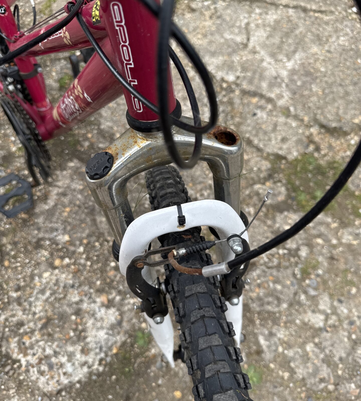 Apollo entice girls bicycle - needs tlc, tyres deflated, one hand grip missing, forks rusty - Image 2