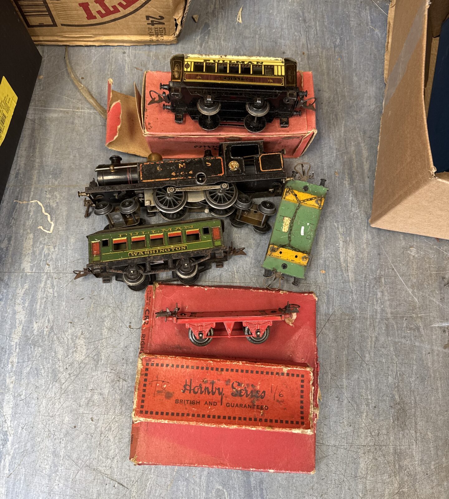 O gauge lms444 hornby engine with carriages & crossover track