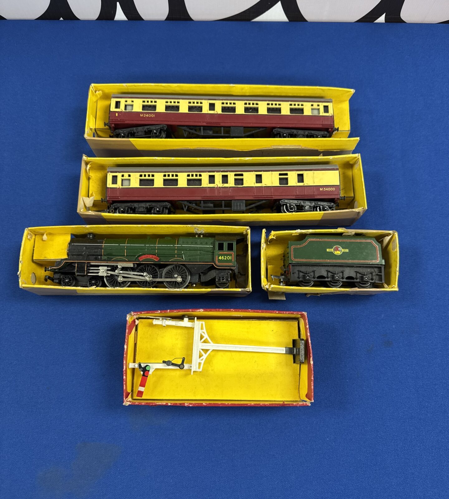 OO gauge tri-ang model princess elizabeth engine with tender & carriages