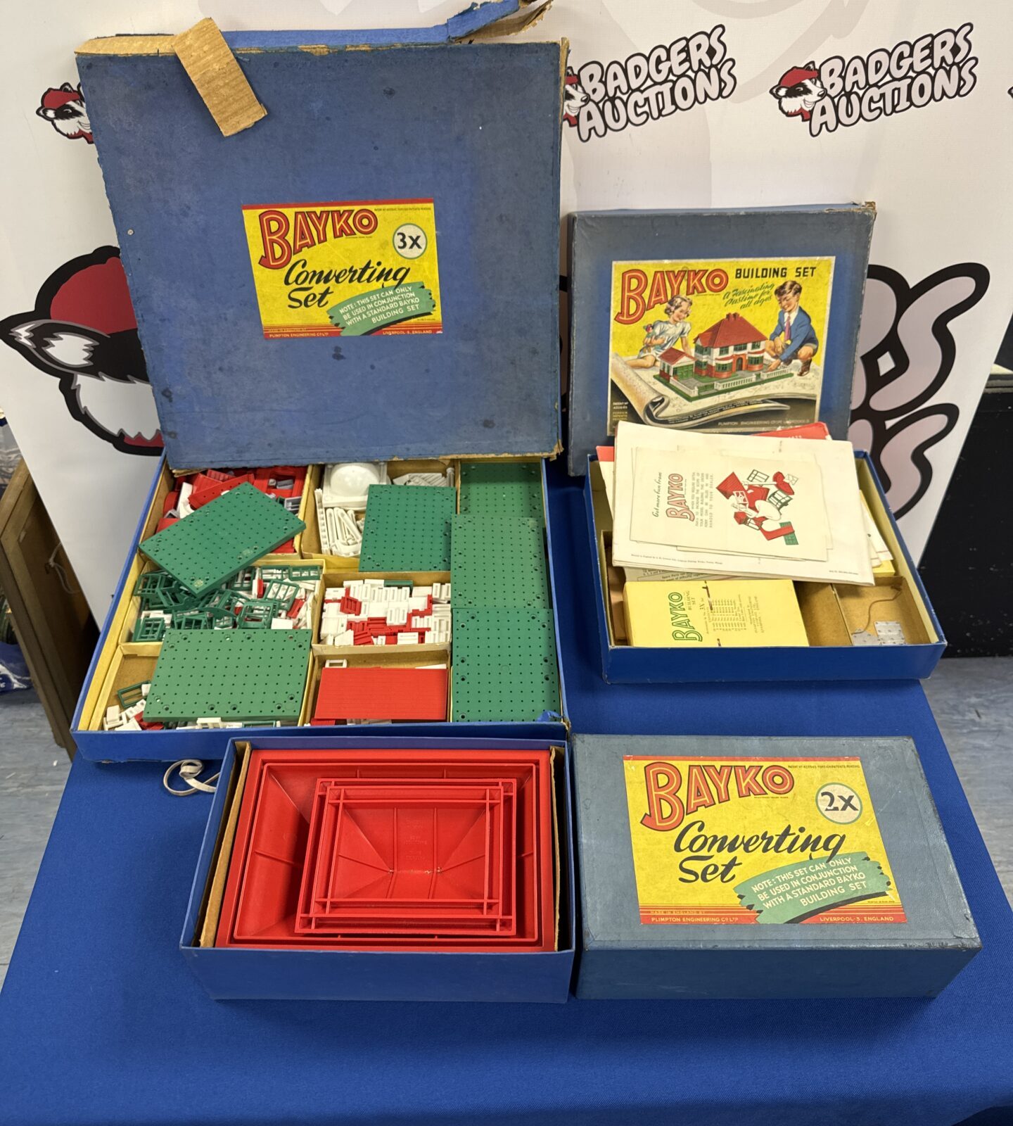 Selection of vintage bayko building block sets