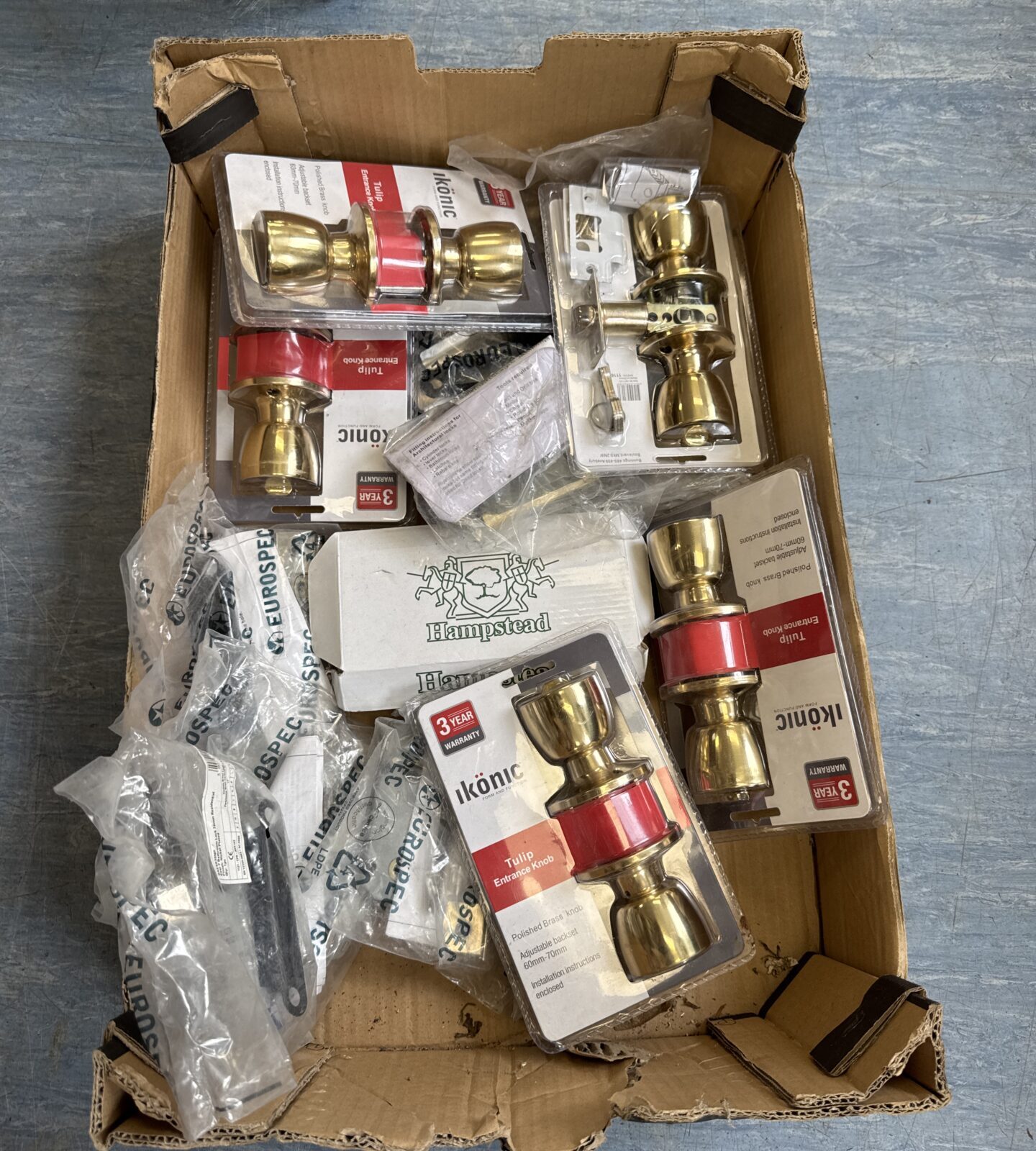 Tray of assorted door furniture inc brass knobs