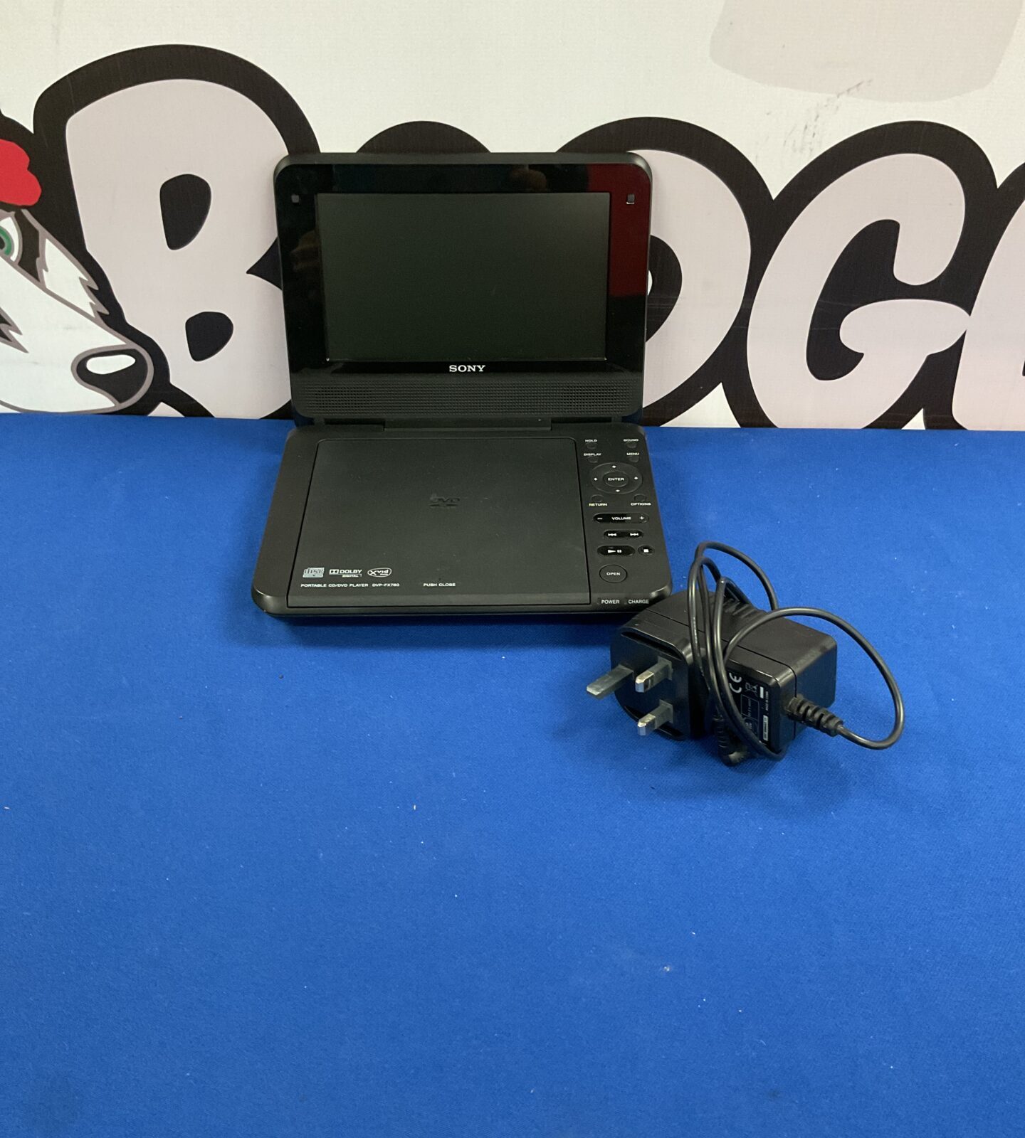 Sony portable cd/dvd player model no. DVP-FX780 with charger tested powers on