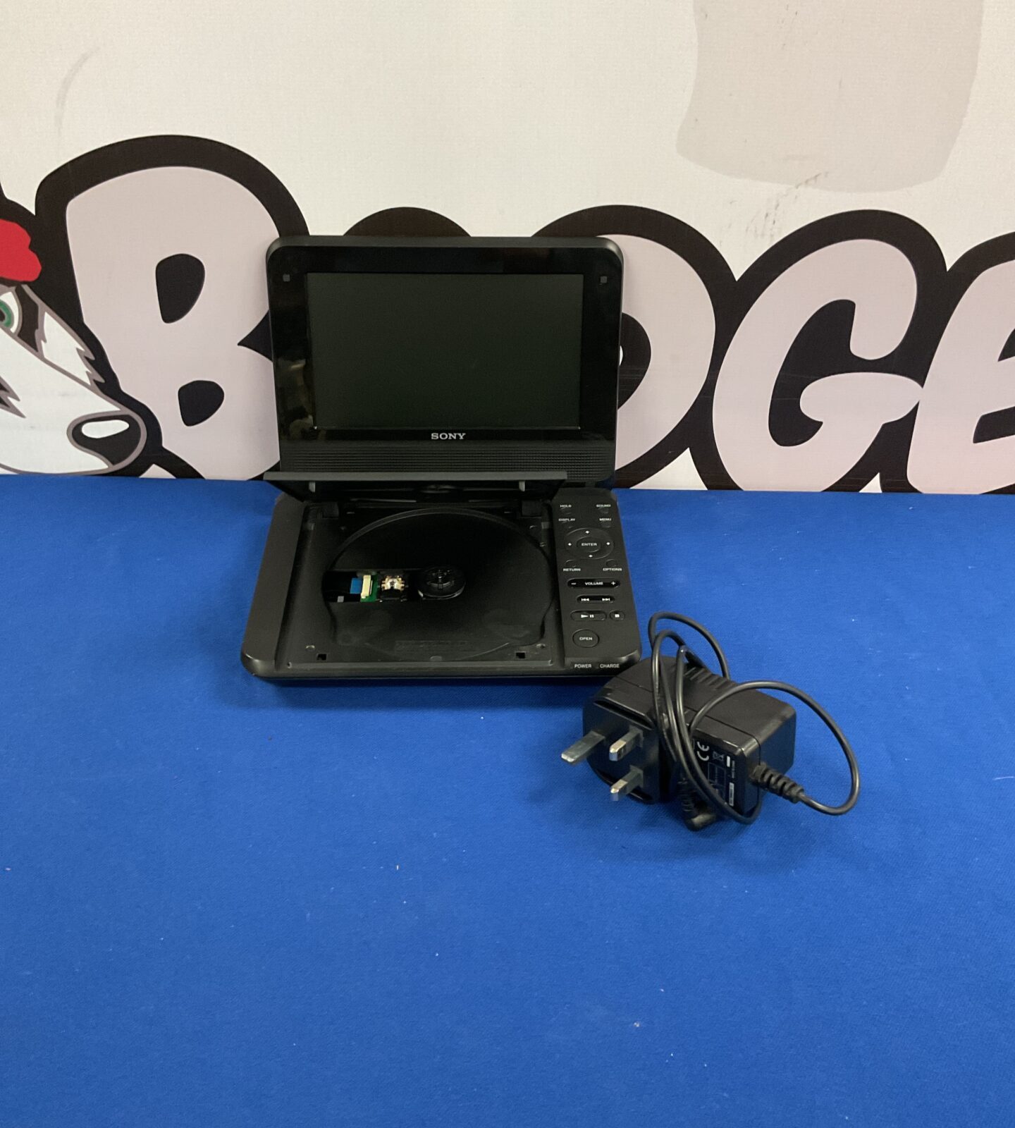 Sony portable cd/dvd player model no. DVP-FX780 with charger tested powers on - Image 2