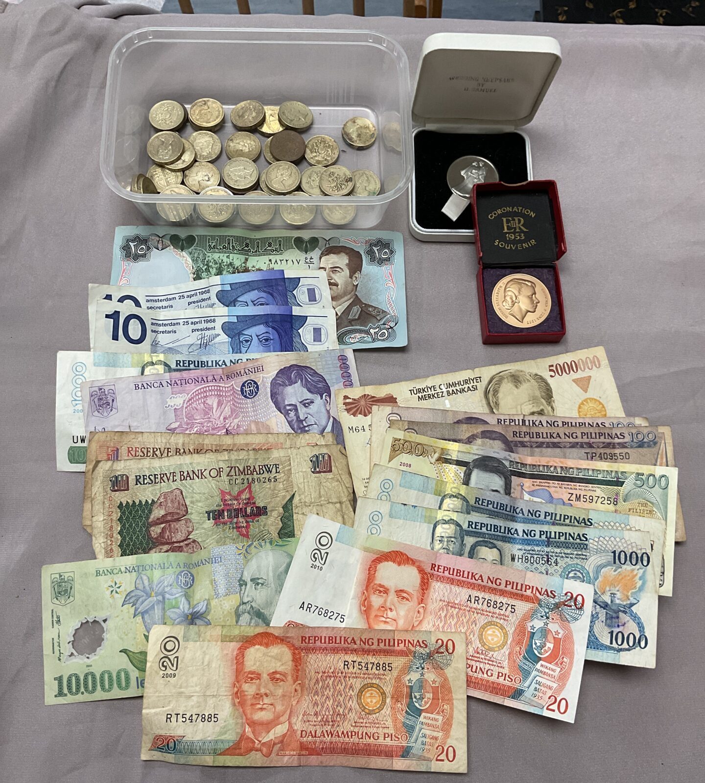 tray coins and assorted banknotes
