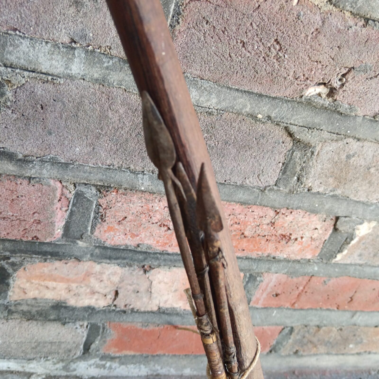 Antique tribal bow & arrows - Image 2