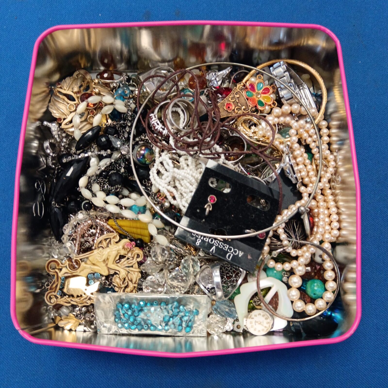 Tun of costume jewellery