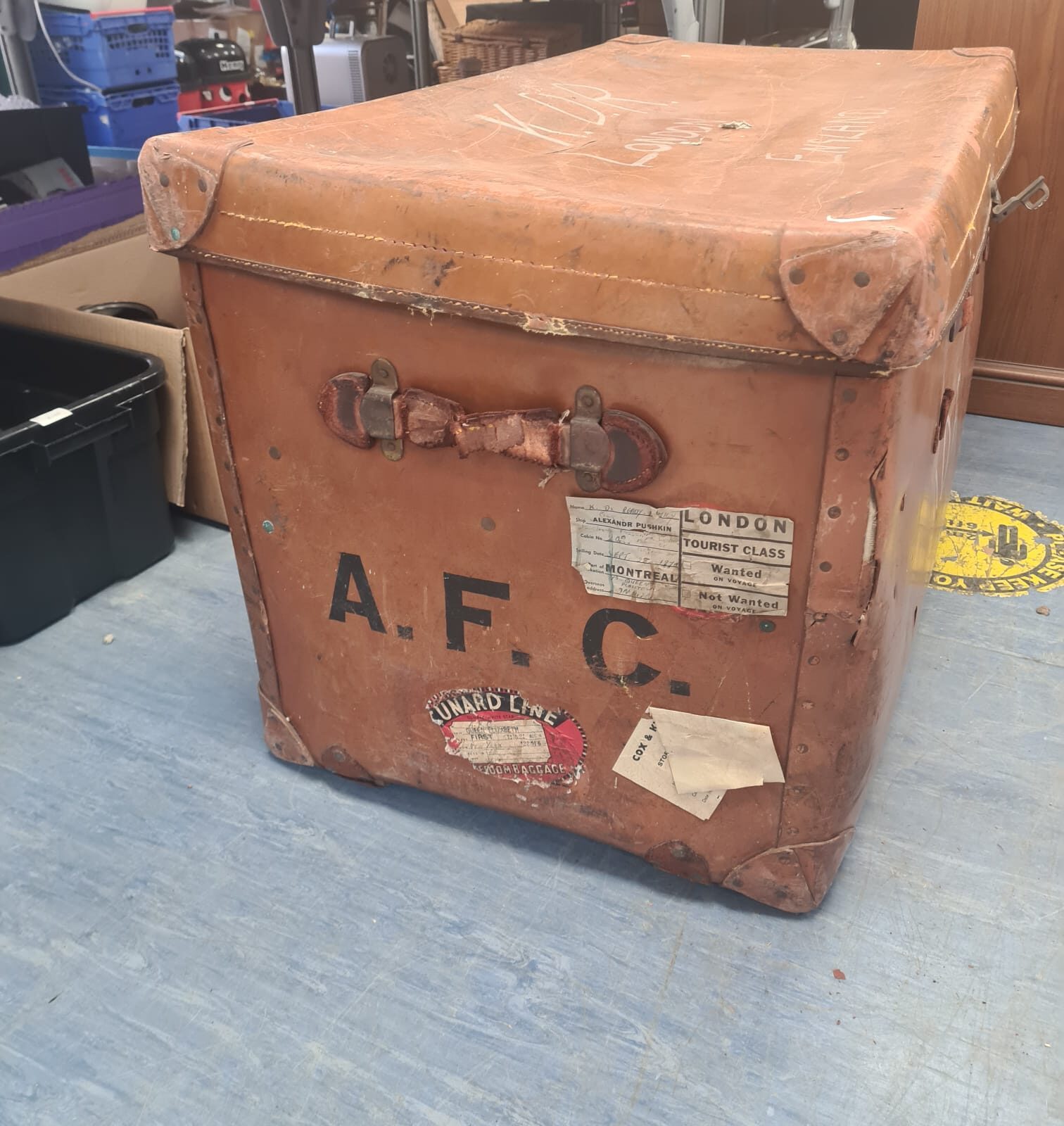 Large antique leather steamer trunk with inner trays and cunard line - Image 3