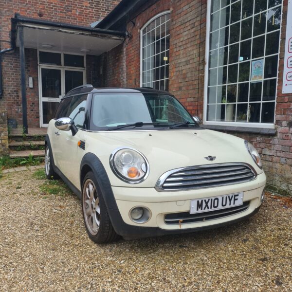 2010 Mini Cooper Clubman, 102k miles, mot expires 2nd sept. With keys and logbook