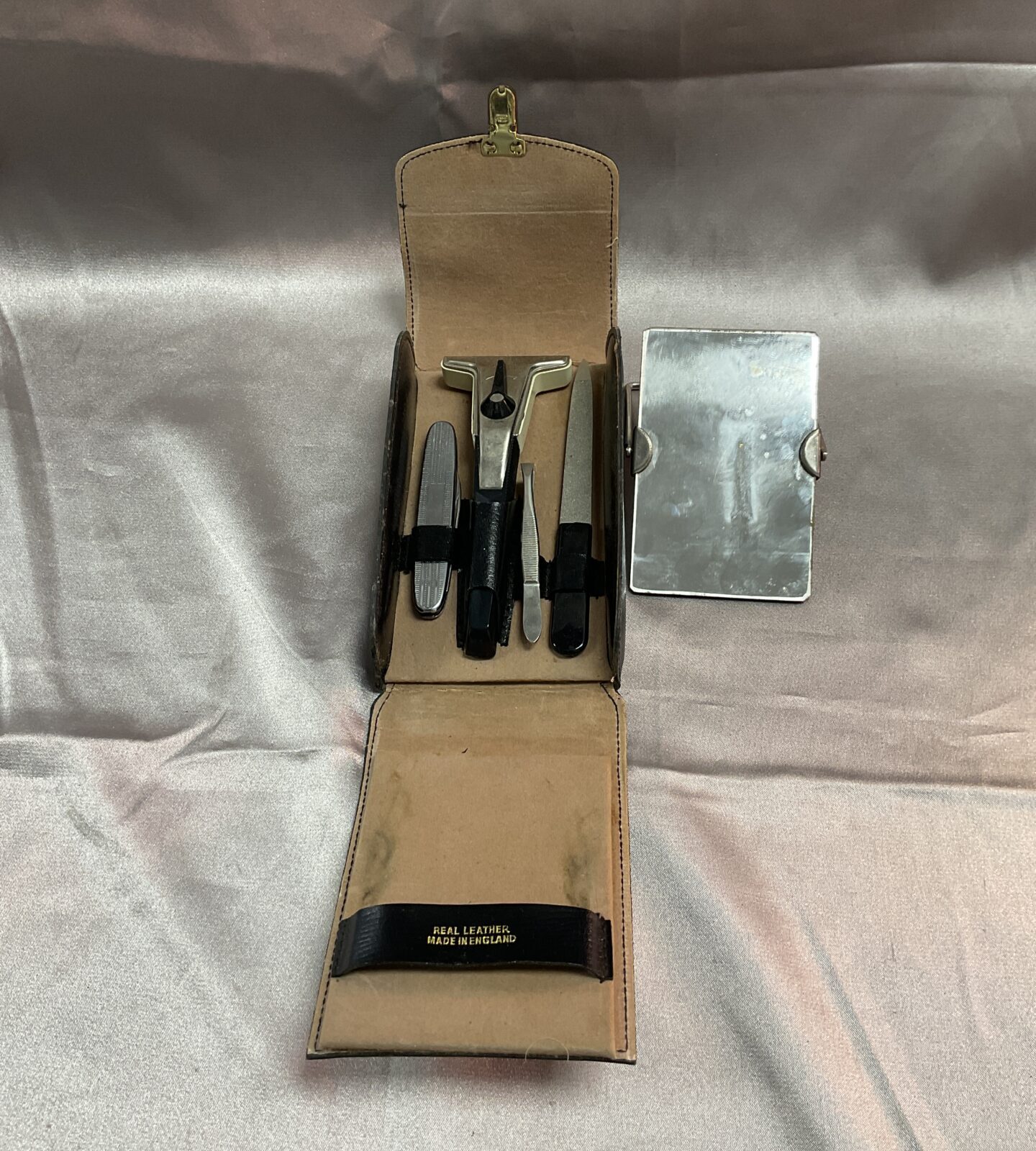Vintage gentleman’s travel shaving set in leather case