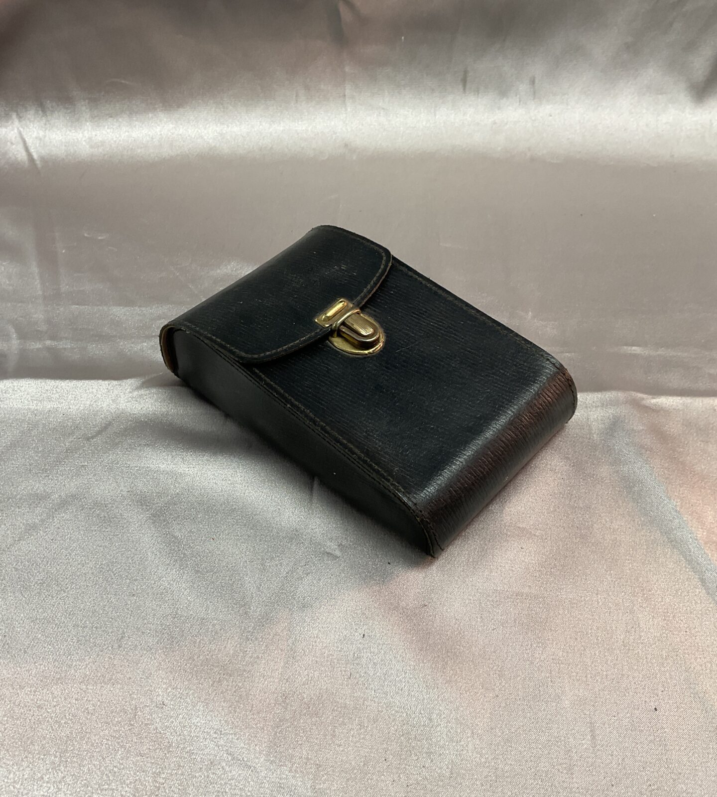 Vintage gentleman’s travel shaving set in leather case - Image 2
