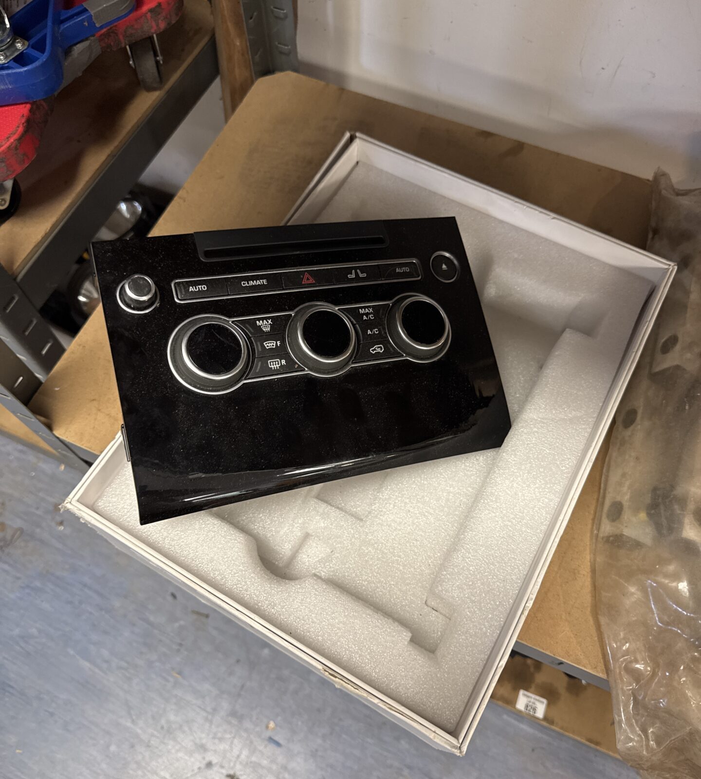 Land Rover centre console dial cluster part no pbt-gf30 (has some light scratches)