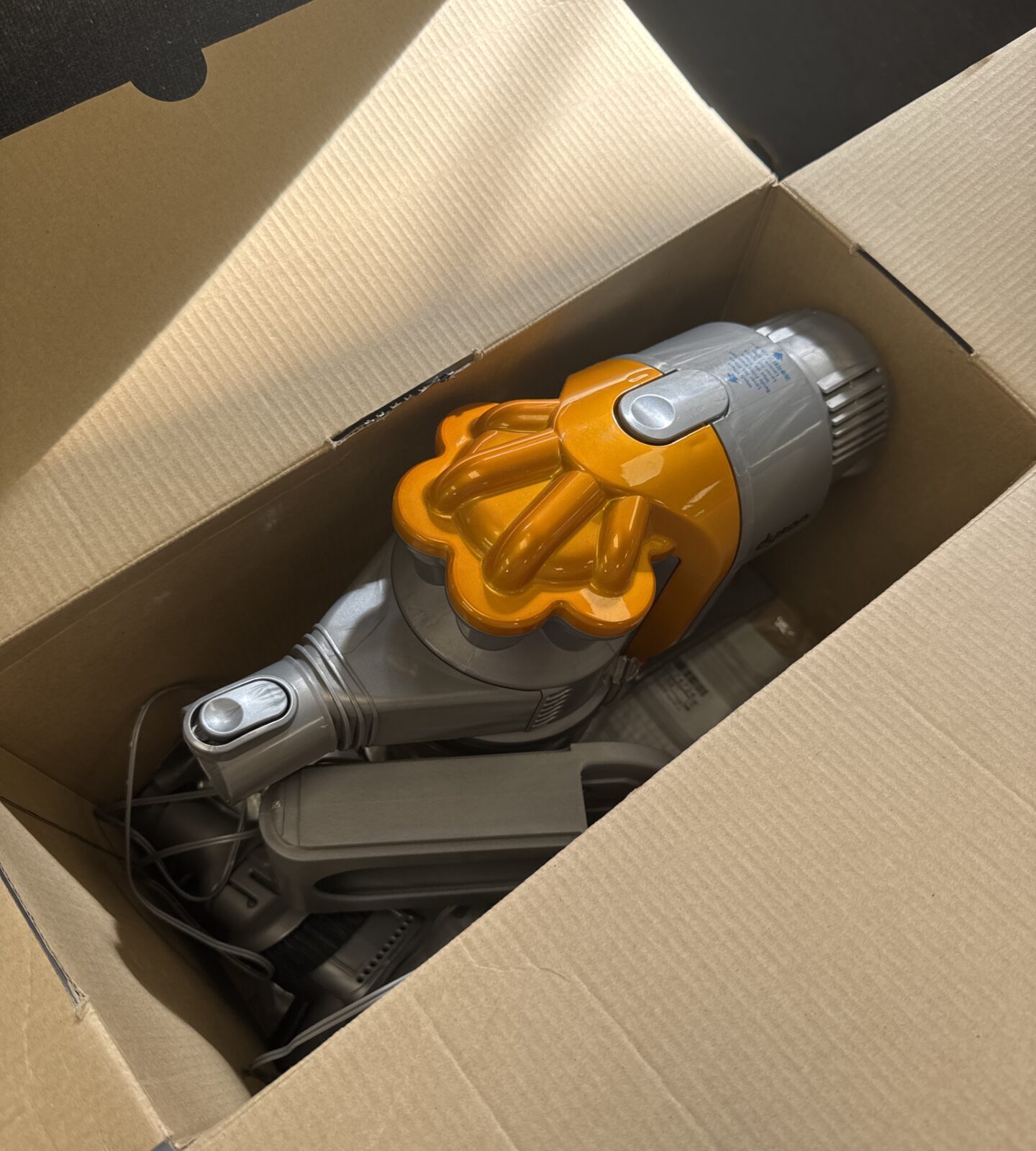 Dyson root 6 dc16 cordless hoover with charger & accessories