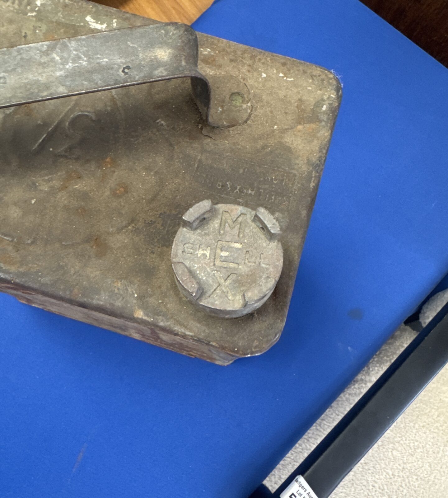 Vintage shellmex fuel can with original shellmex brass cap - Image 2