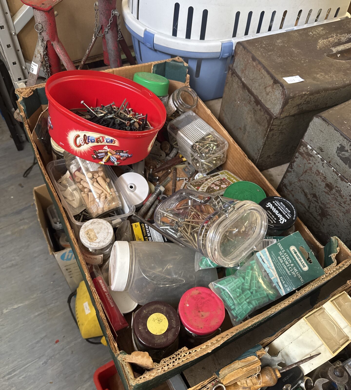 Tray of assorted shed clearance items