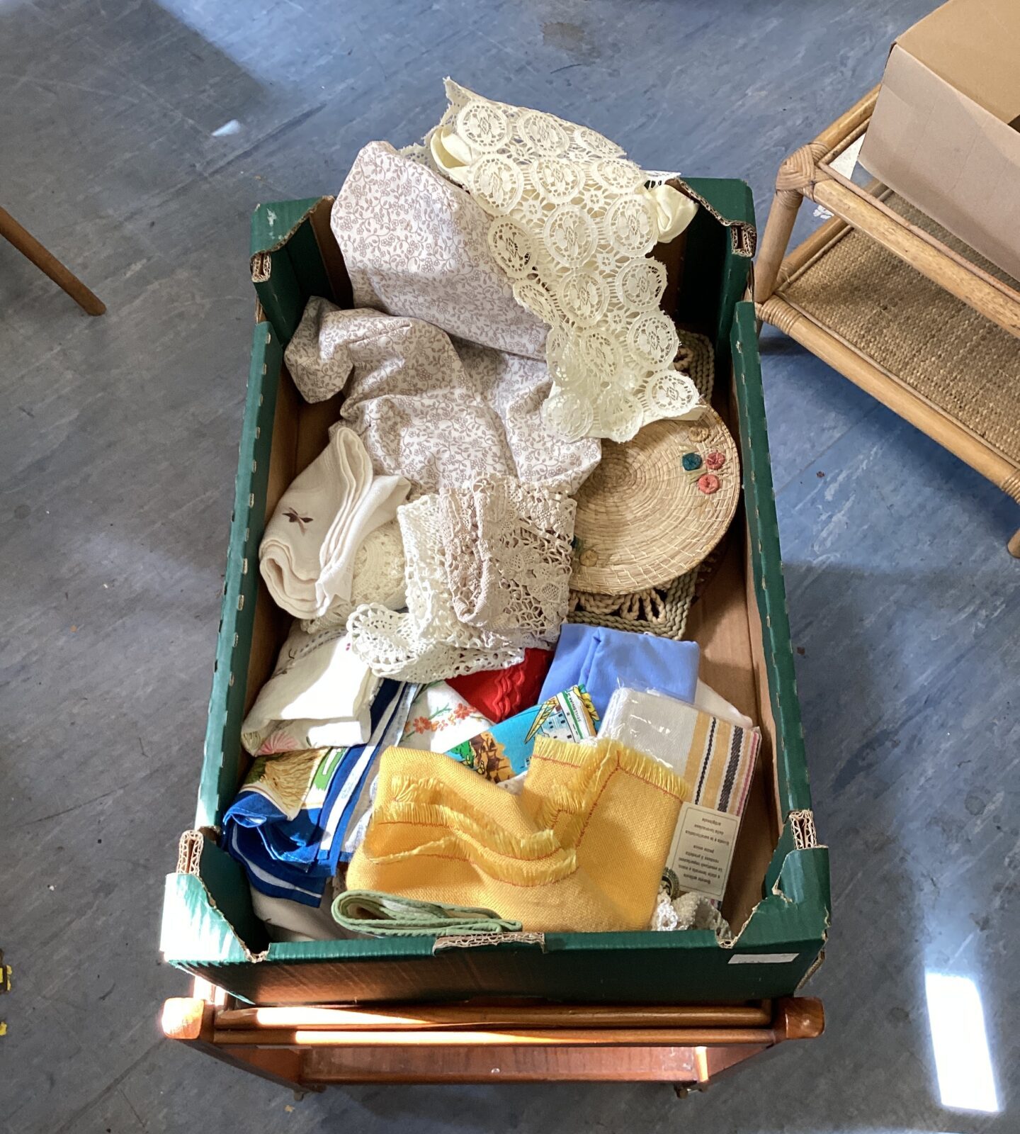 Box of mixed linen & fabric place mats