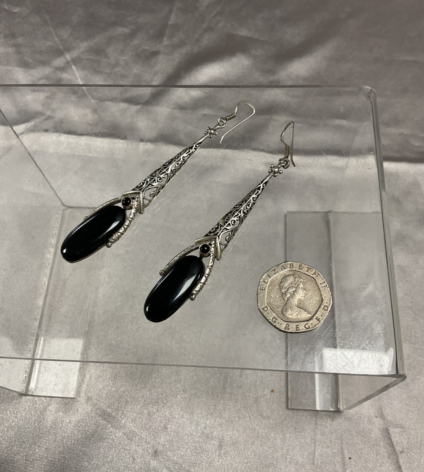 pair silver onyx drop earings