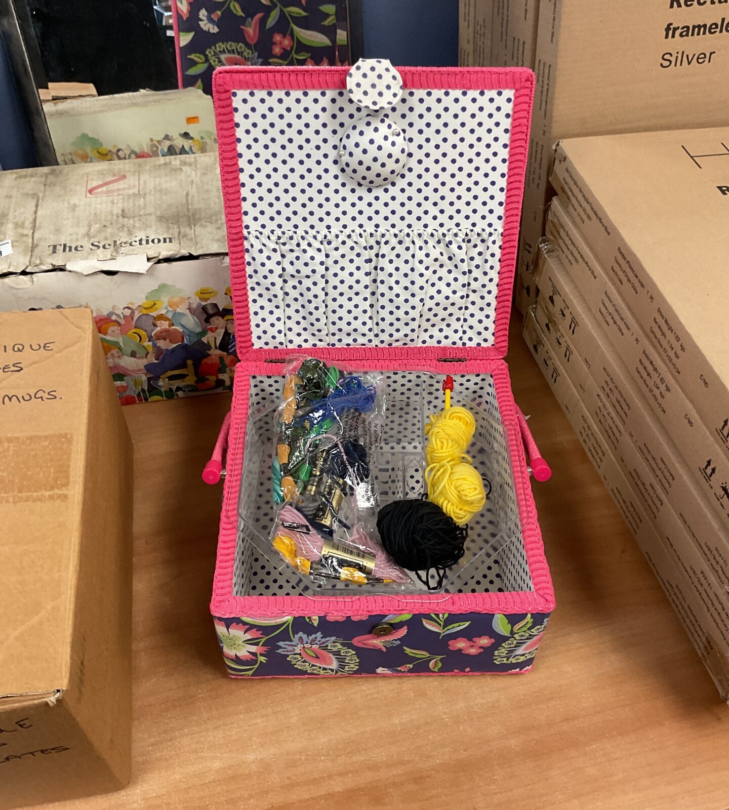 Small sewing box with contents - Image 2