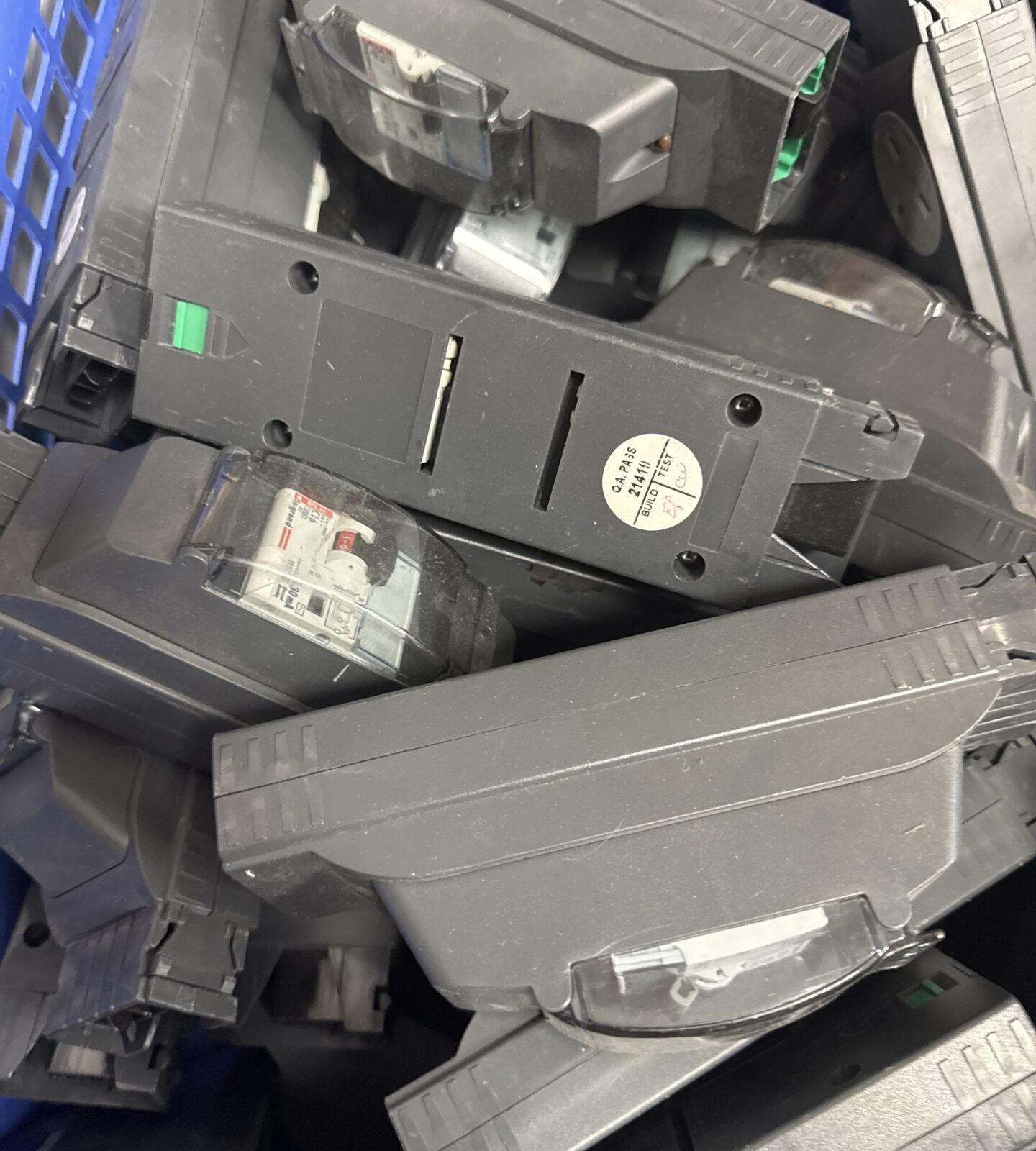 Box of electrak plug sockets with box of circuit breakers/fuses & an untested hp printer - Image 3