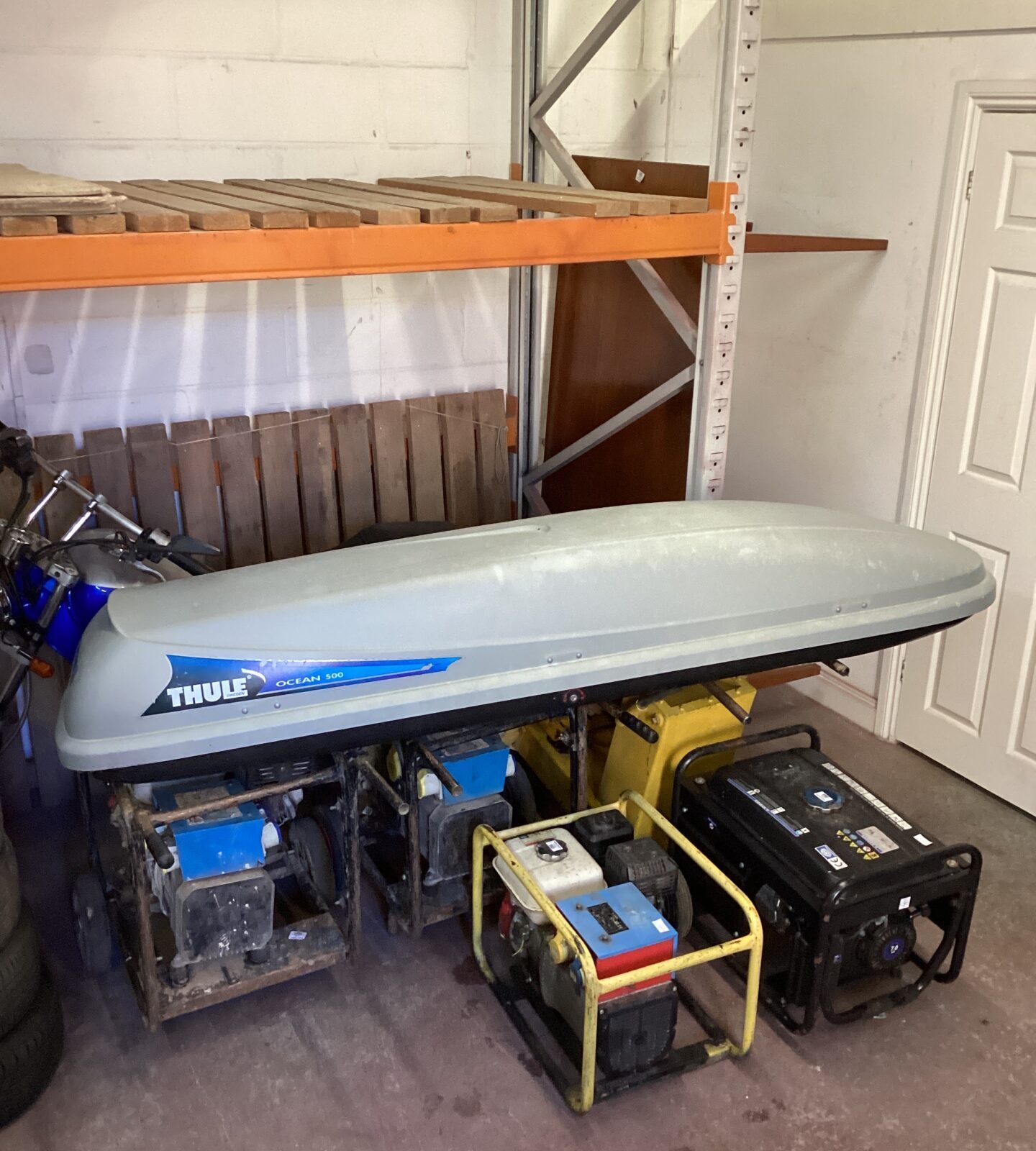 Thule Ocean 500 Car Roof box with keys