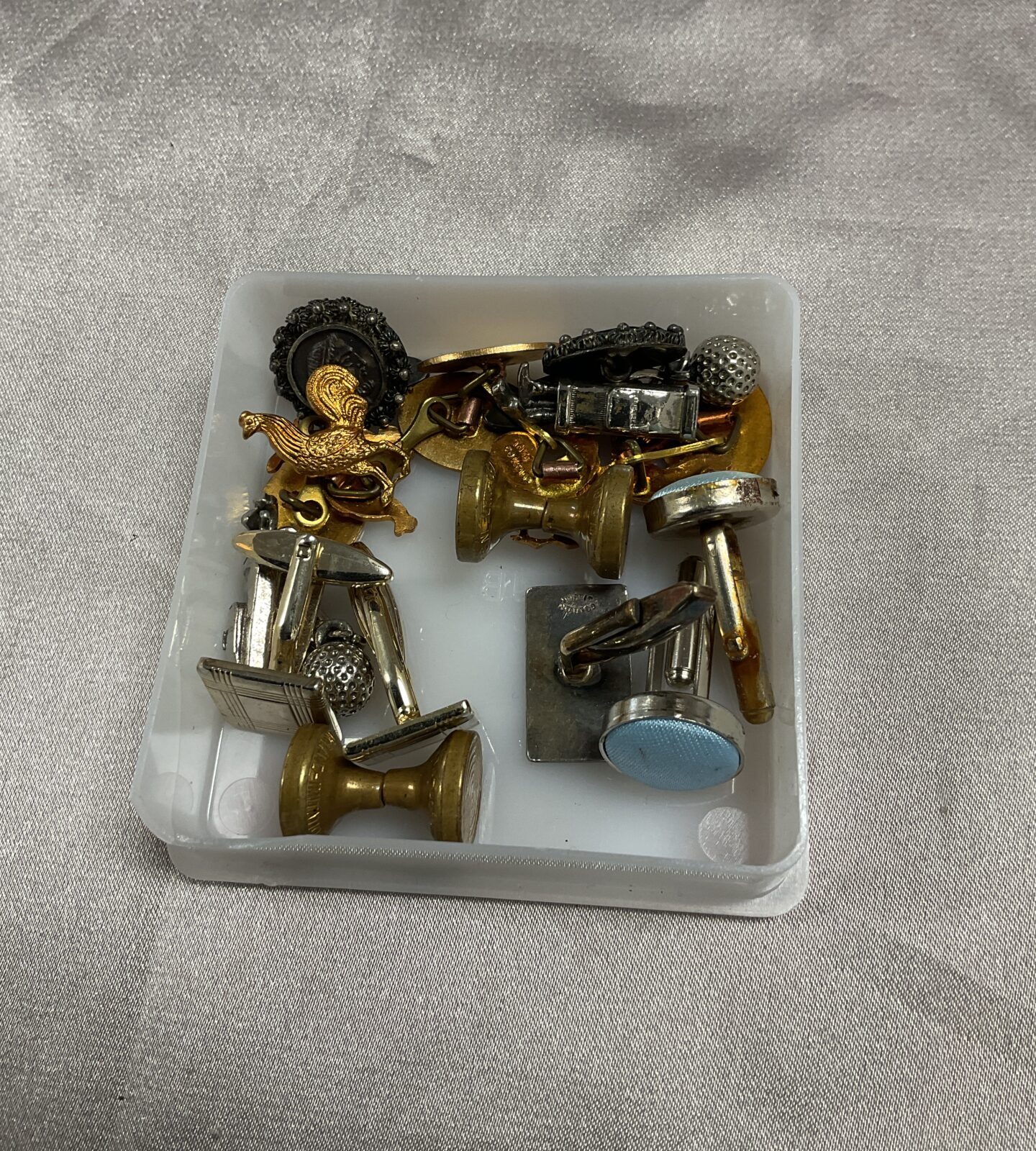 Tub assorted cufflinks