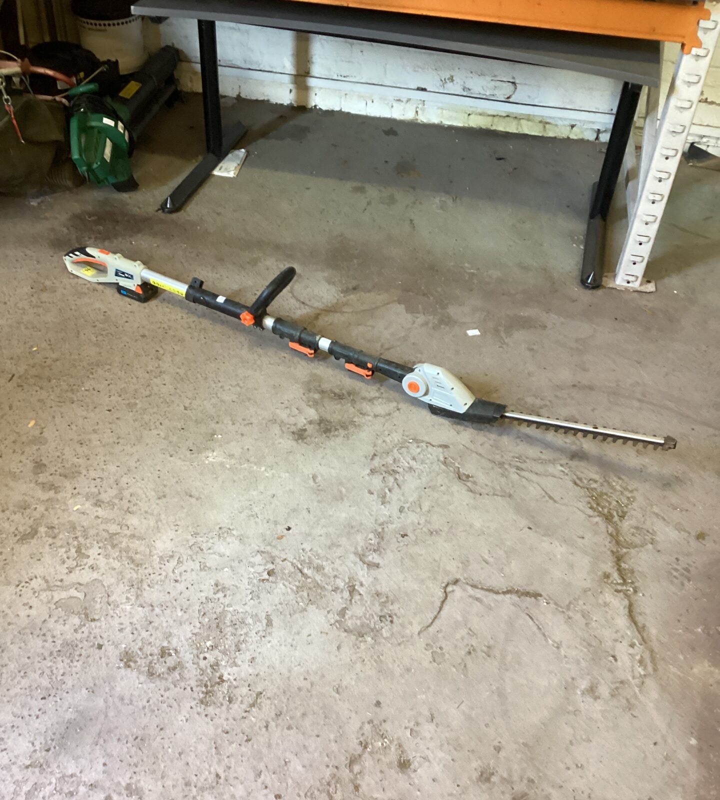 Vonhaus Battery Hedge cutter no charger