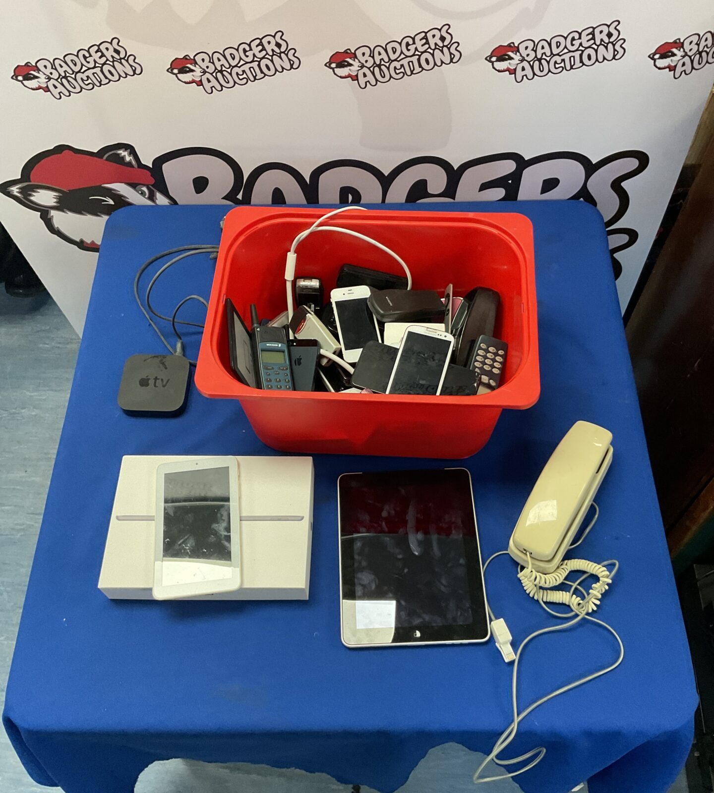 Box of mixed mobile phones and electronics incl. apple iphones and ipads, nokia, motorolla, kindle