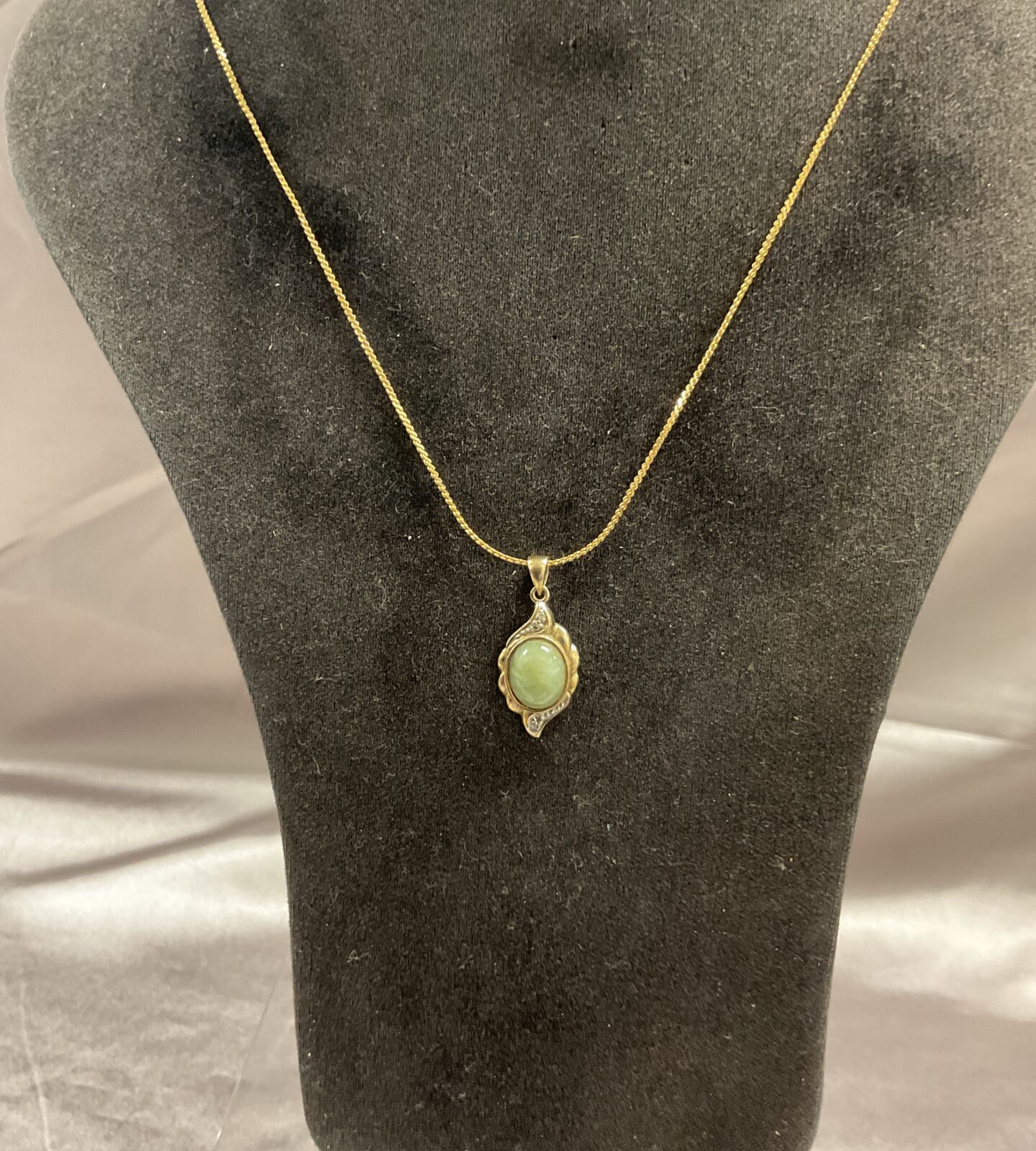 Gold hallmark 375 mounted Jade pendant on chain necklace