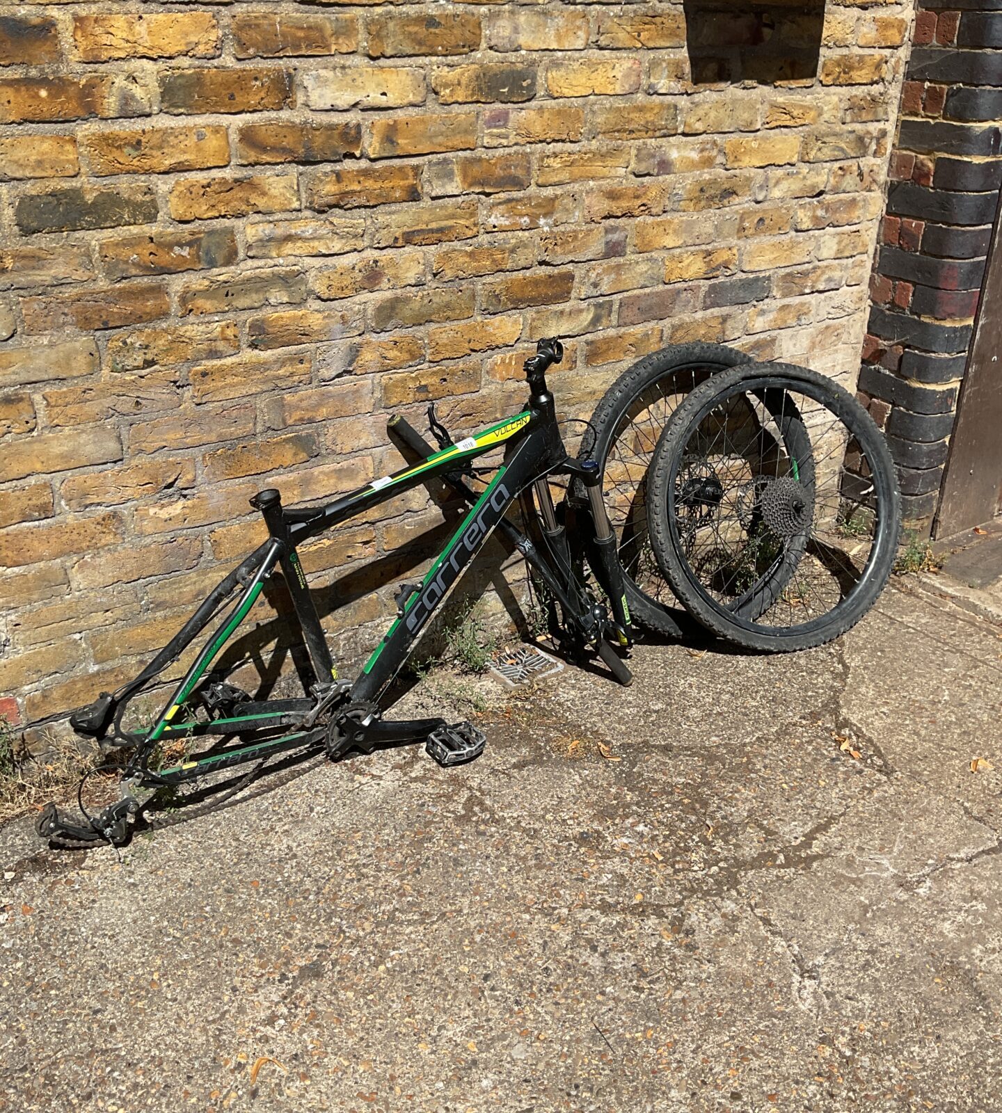 Carrera vulcan bike frame with wheels and handlebar