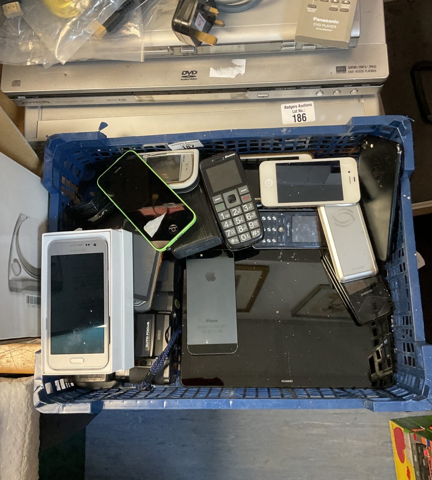 Mixed phones incl. iphones, samsung, huawei tablet, minolta camera