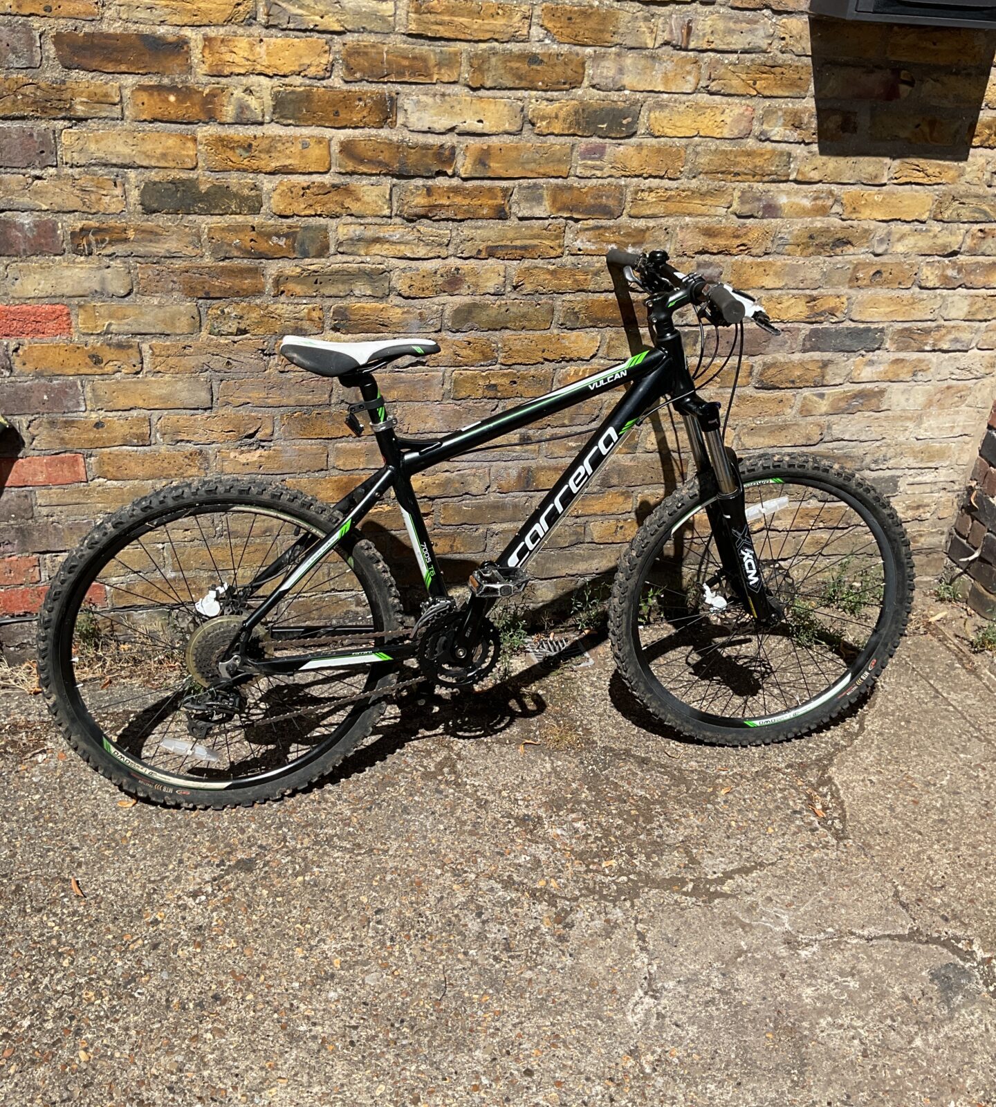 Carrera vulcan 7005 T6 Bike (back tyre flat)
