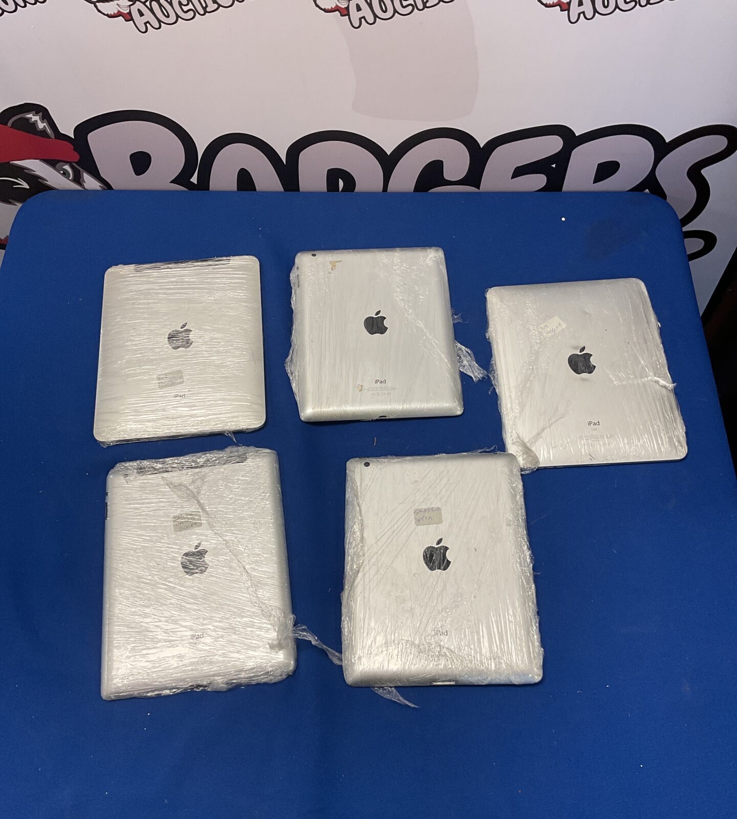 5 damaged apple iPads