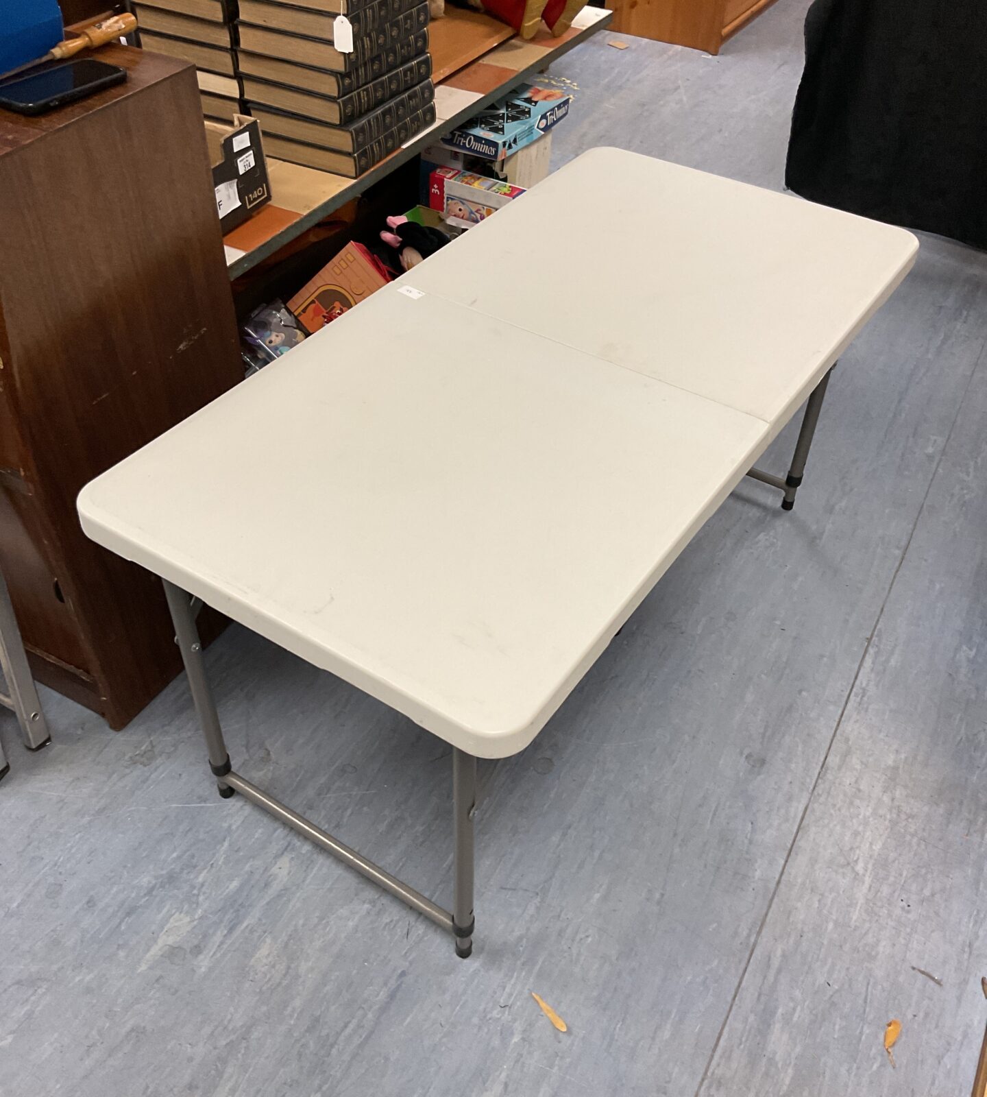 Folding camping table