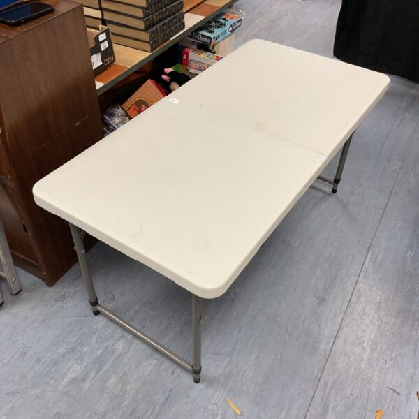 Folding camping table