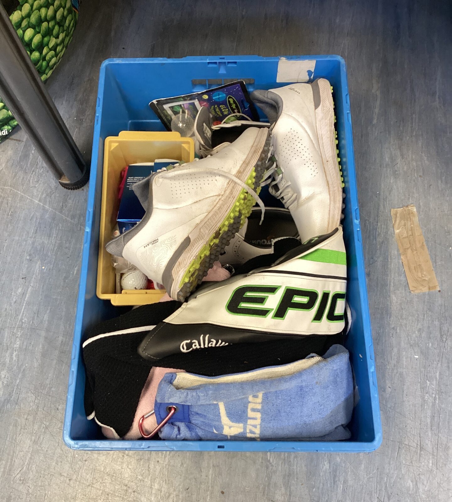 Crate of golfing gear inc pair of under armour golf shoes size 10, pair of size 10 contour fit golf shoes & club socks