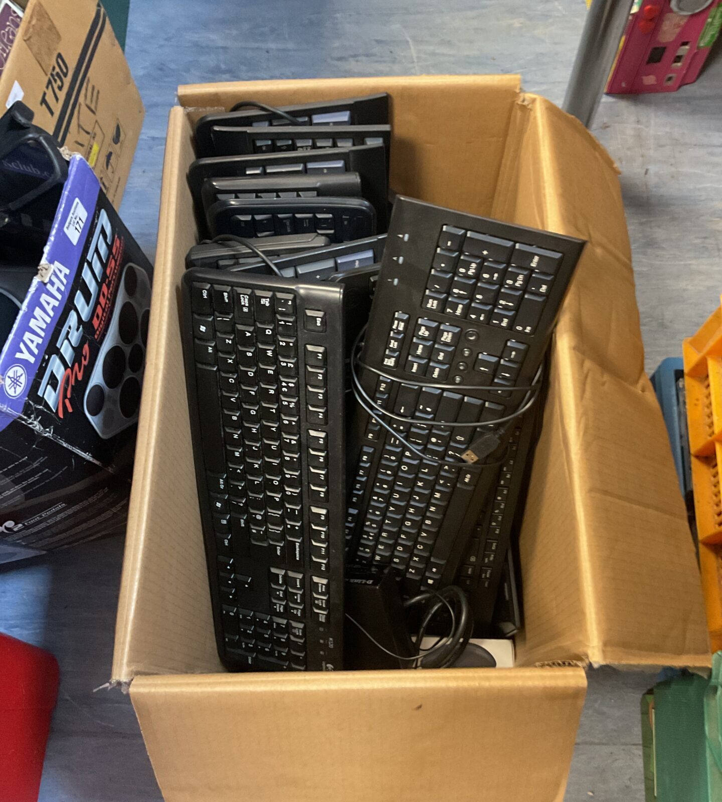Box of keyboards incl. dell, lenovo, logitech, microsoft